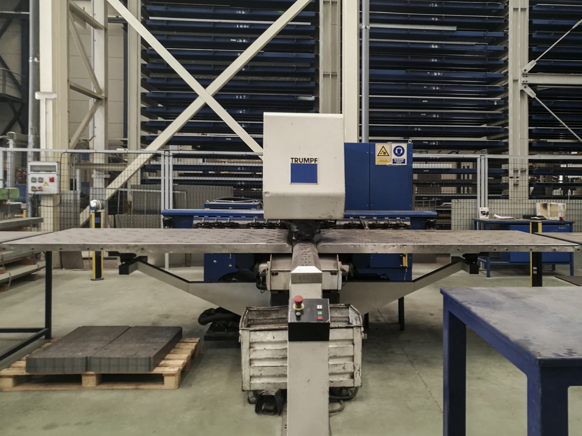 Vista frontal de la máquina Trumpf Trumatic 200