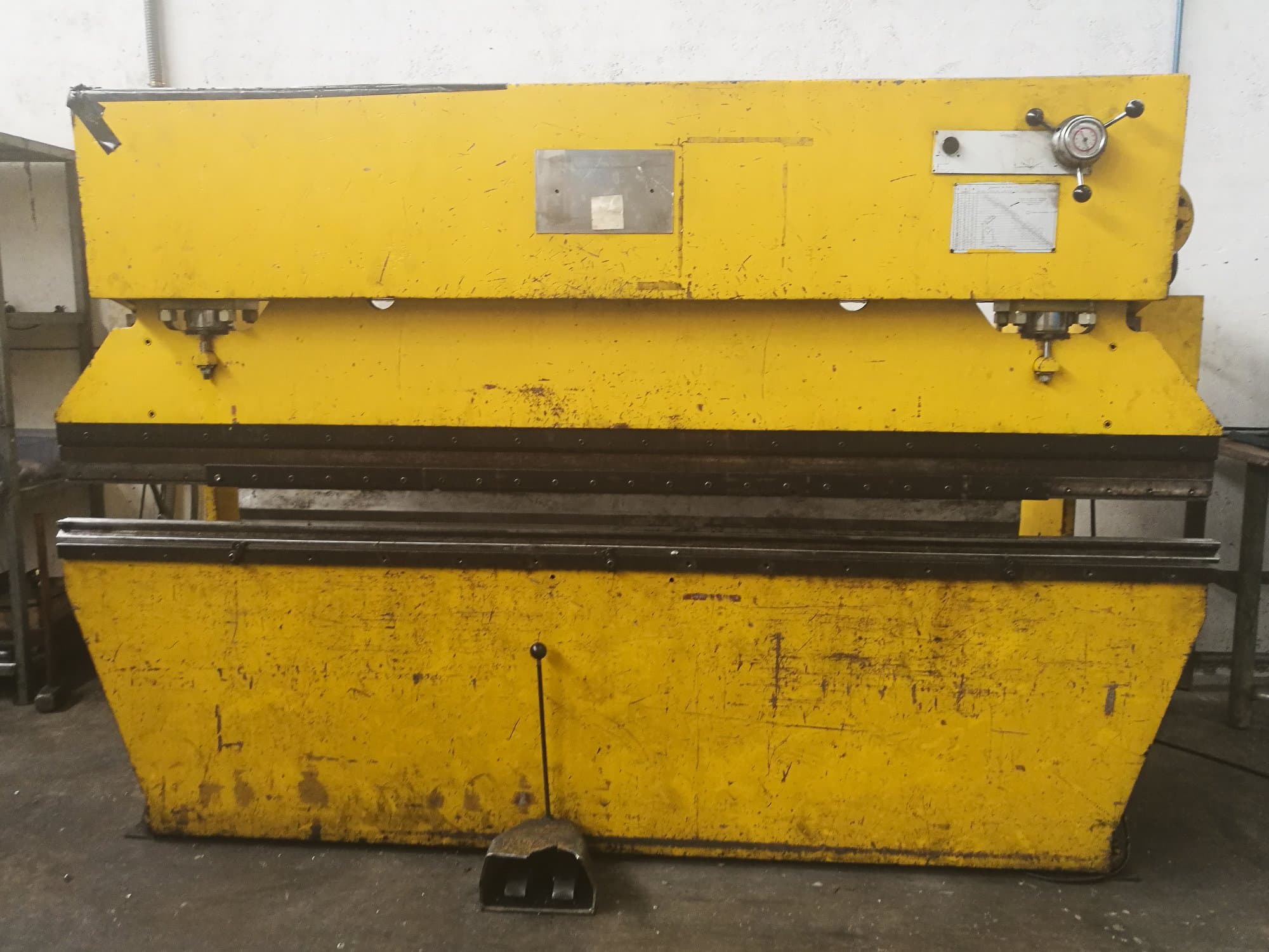 Vista frontal de la máquina Ajial 75 Tn