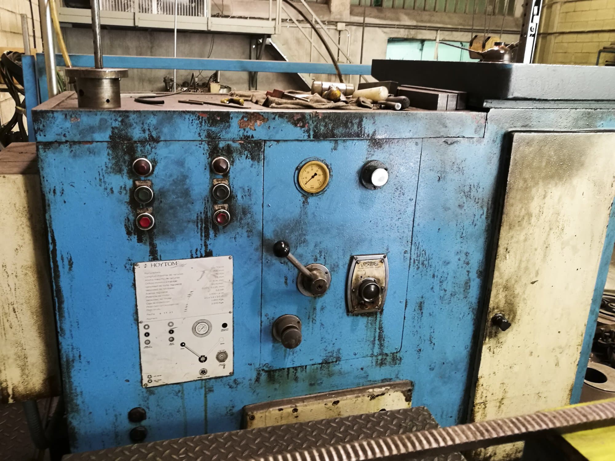 Vista frontal de la máquina Hoytom 700 H