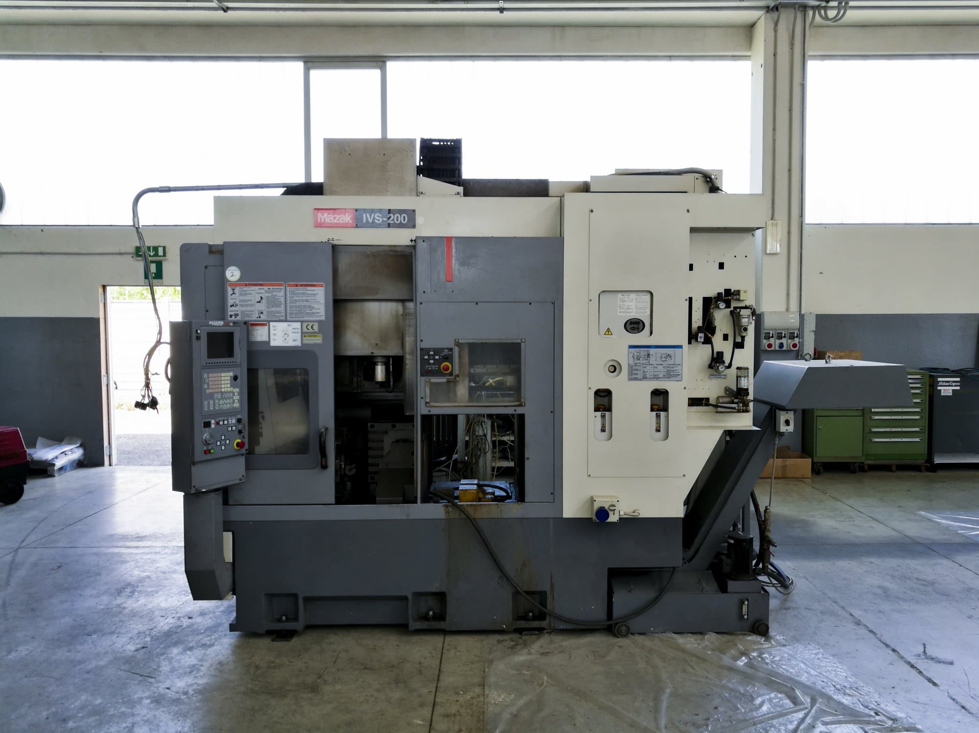 Vista frontal de la máquina Mazak IVS-200