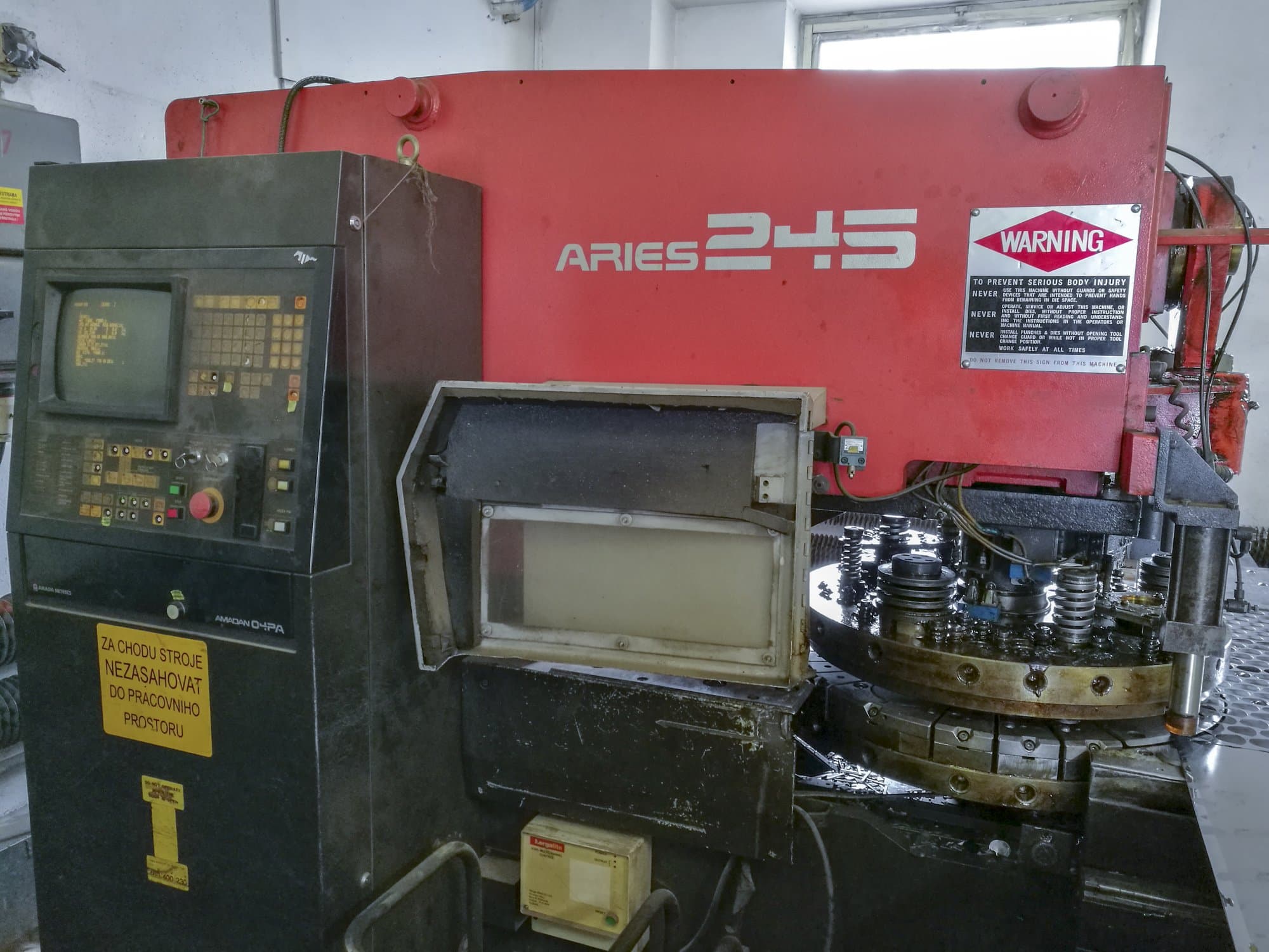 Vista frontal de la máquina AMADA ARIES 245