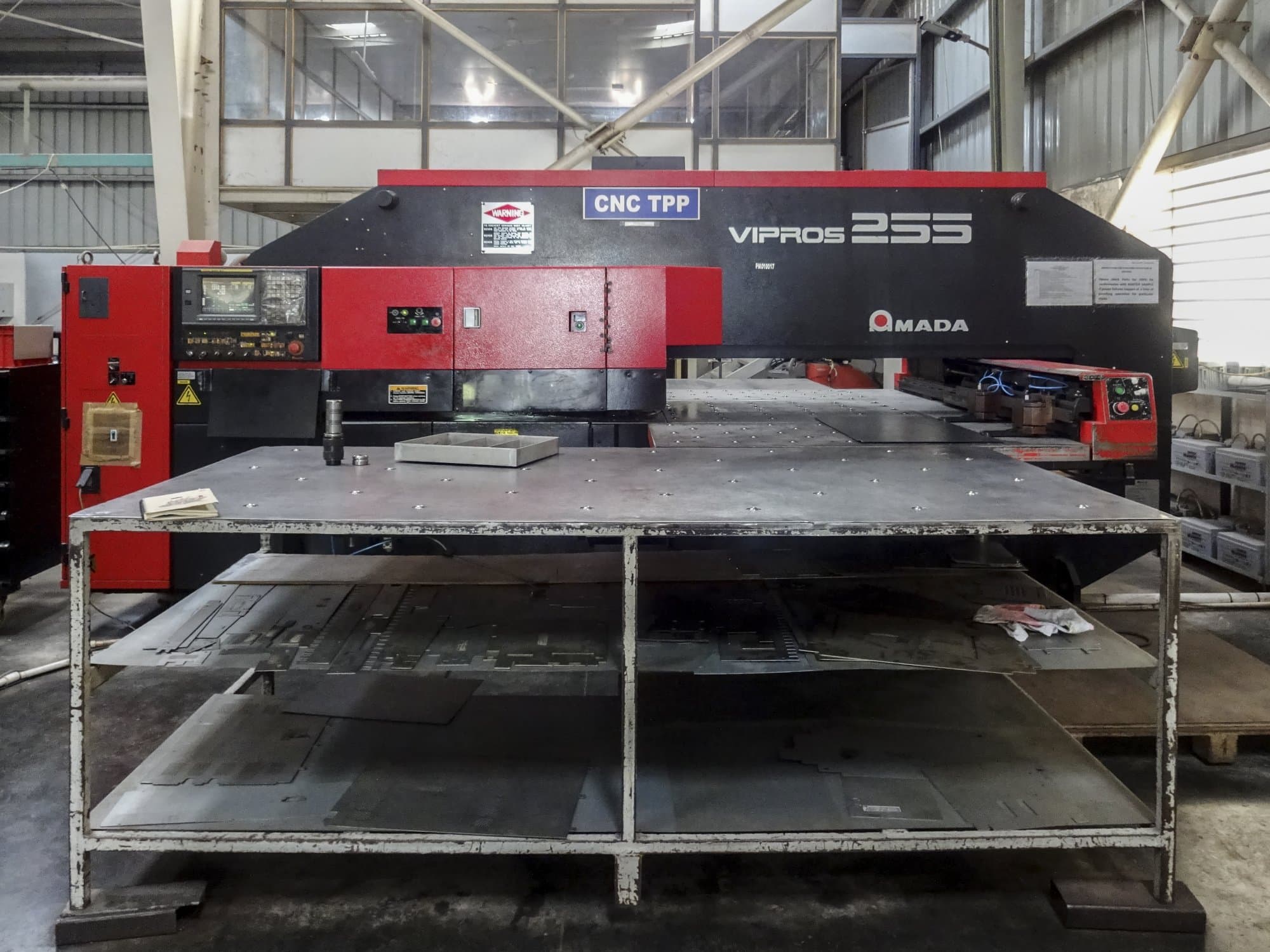 Vista frontal de la máquina AMADA Vipros 255