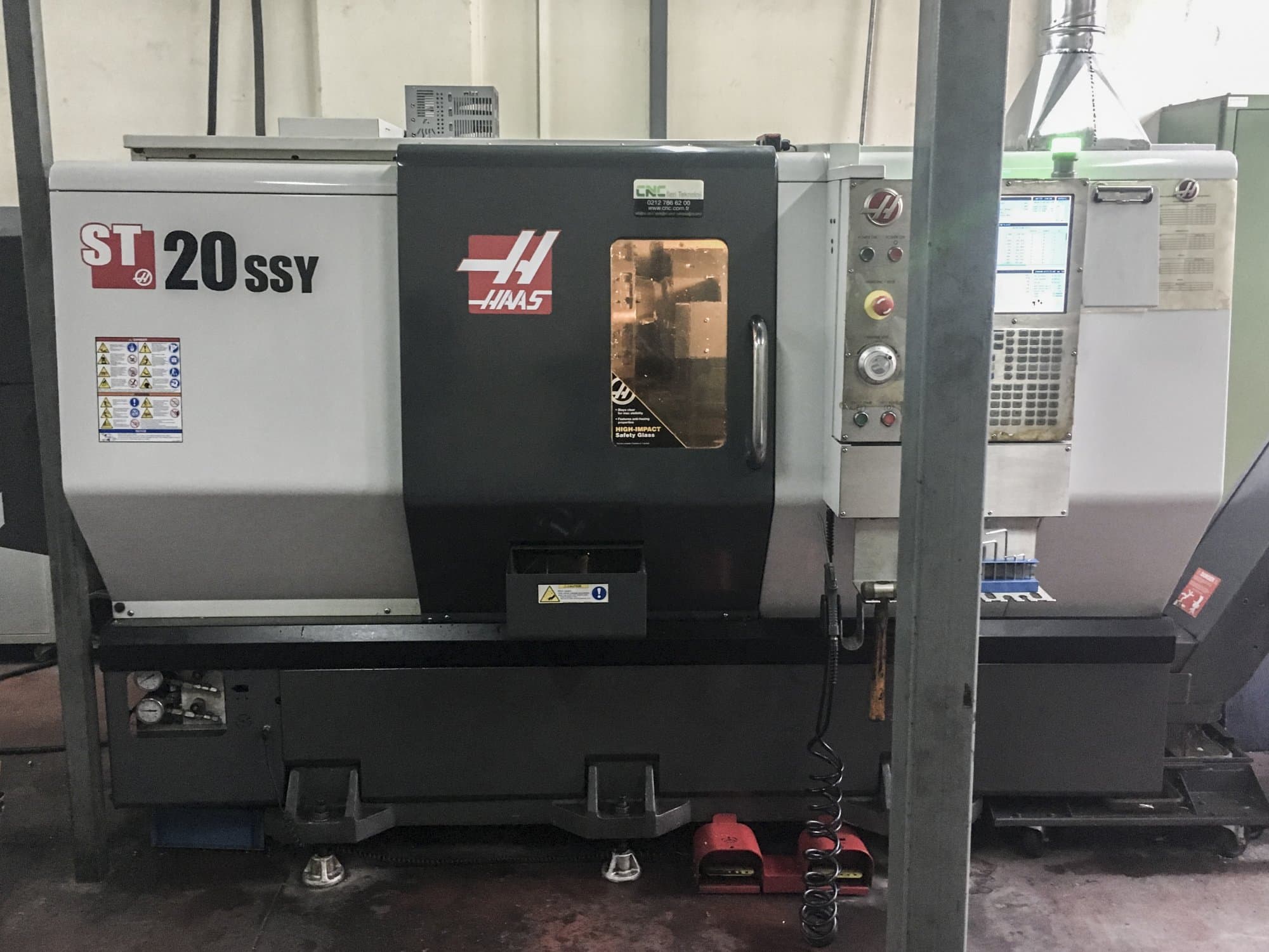 Vista frontal de la máquina HAAS ST-20SSY