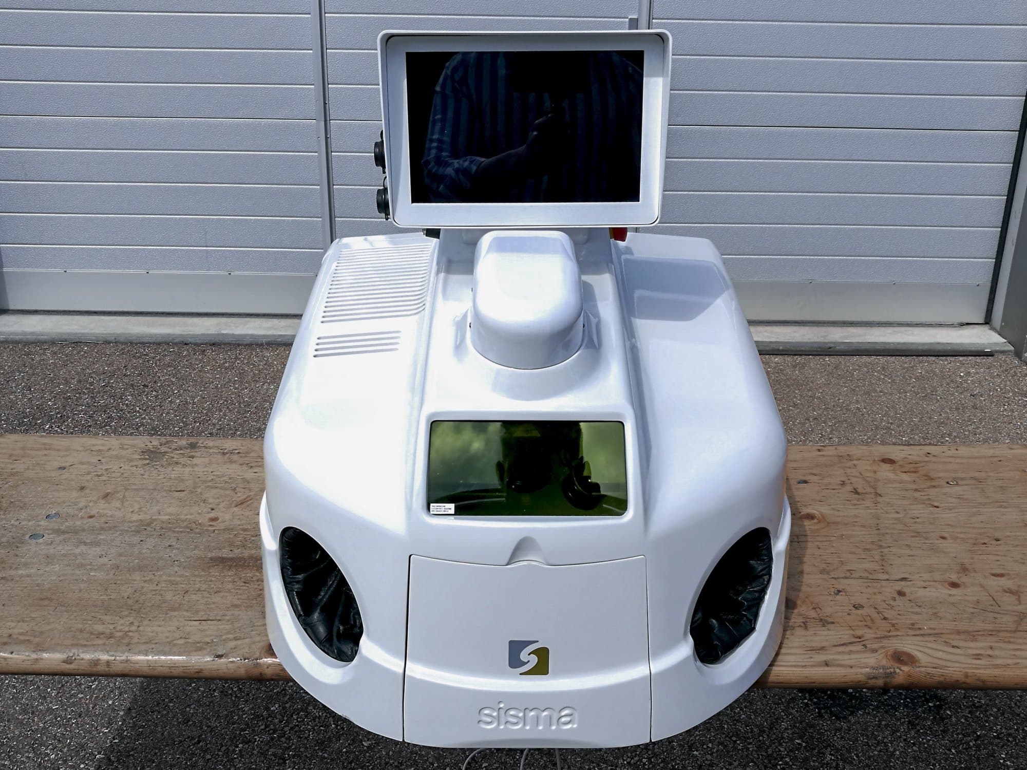 Vista frontal de la máquina Sisma LM-DV 100