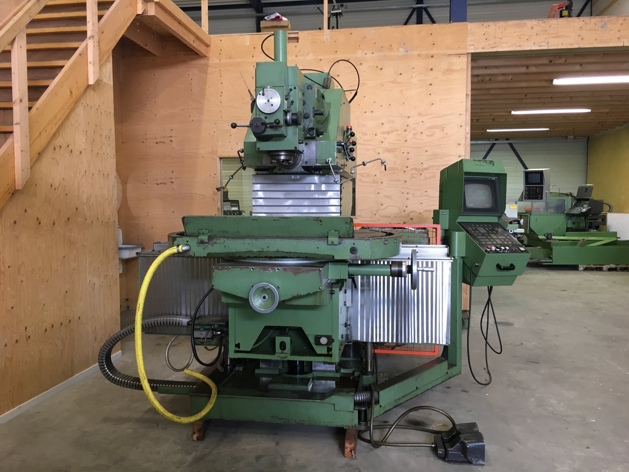 Vista frontal de la máquina Maho MH 1000 C