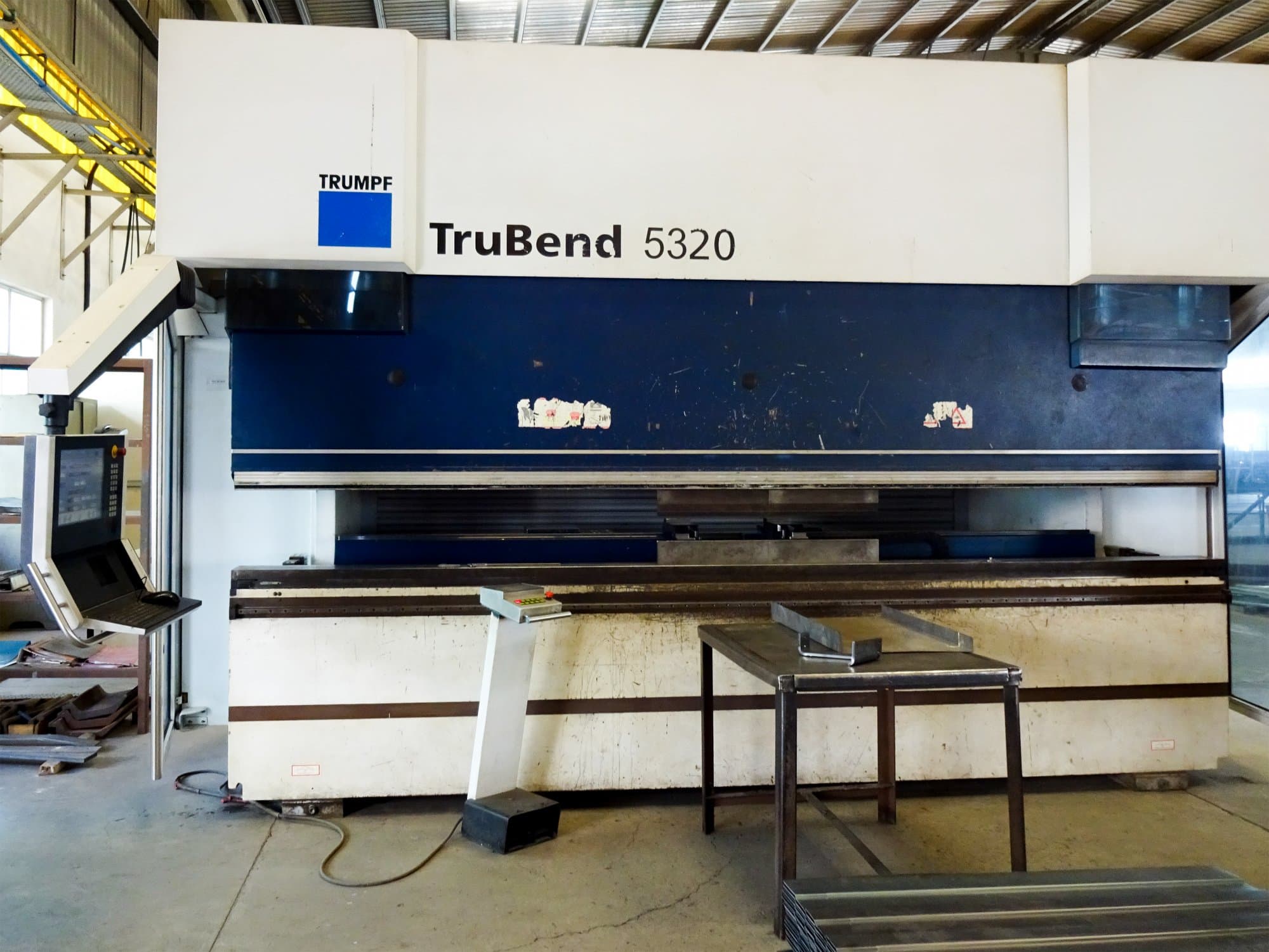 Vista frontal de la máquina Trumpf TruBend 5320