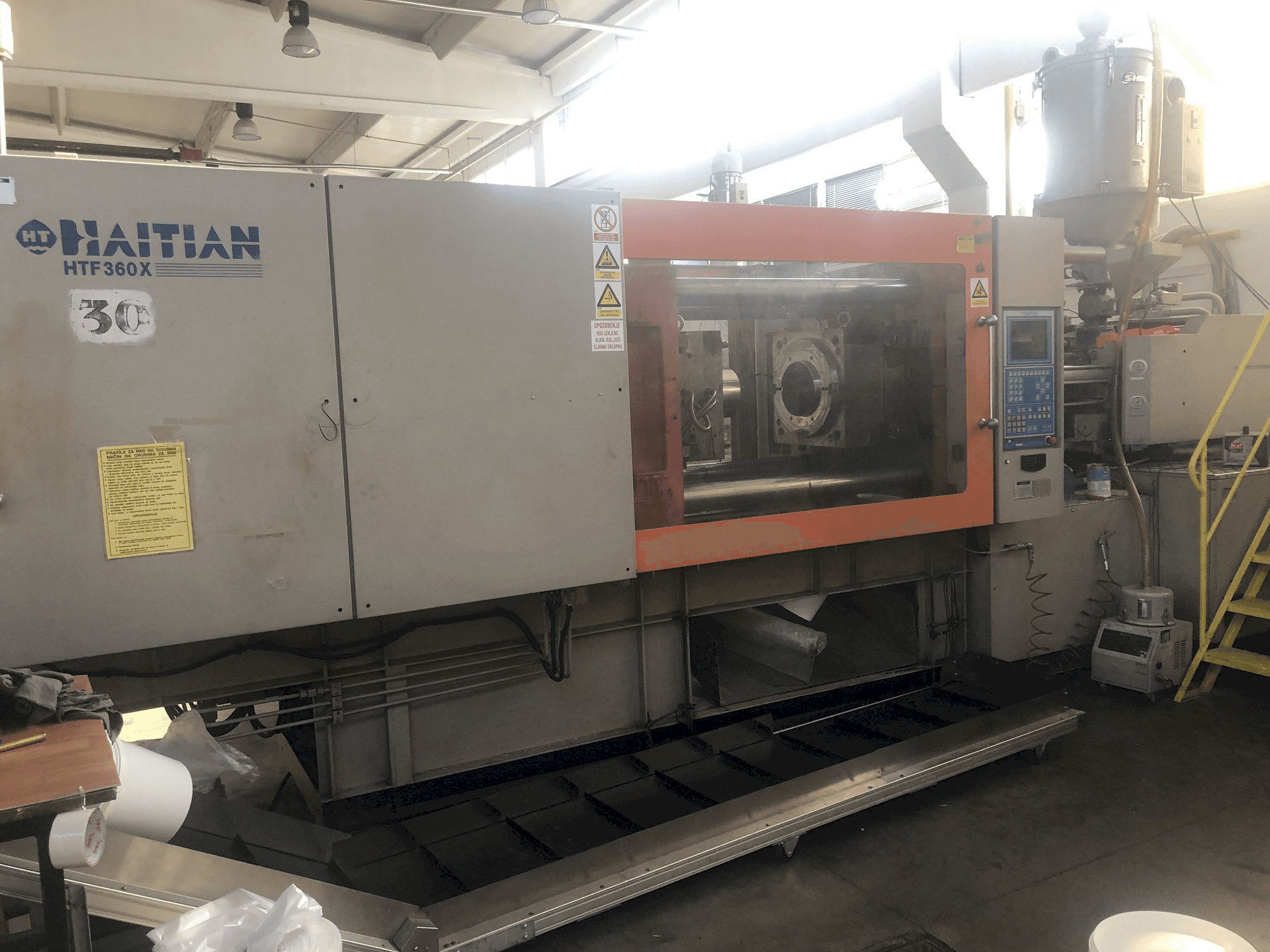 Vista frontal de la máquina HAITIAN HTF 360X