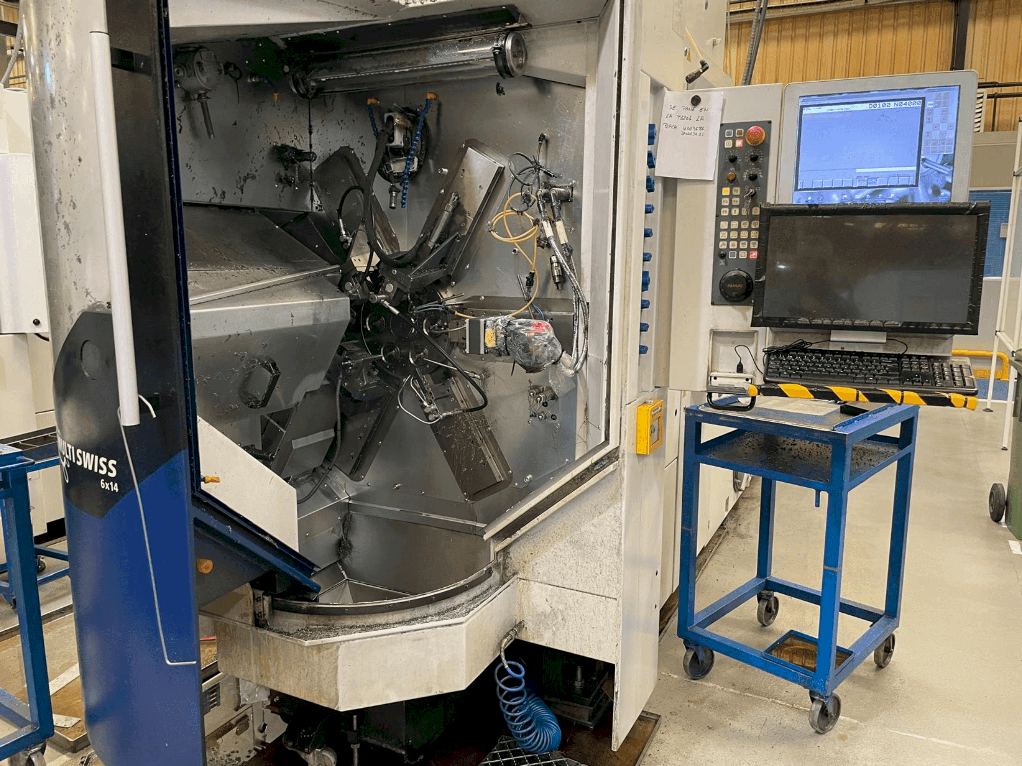Vista frontal de la máquina TORNOS MultiSwiss 6x14
