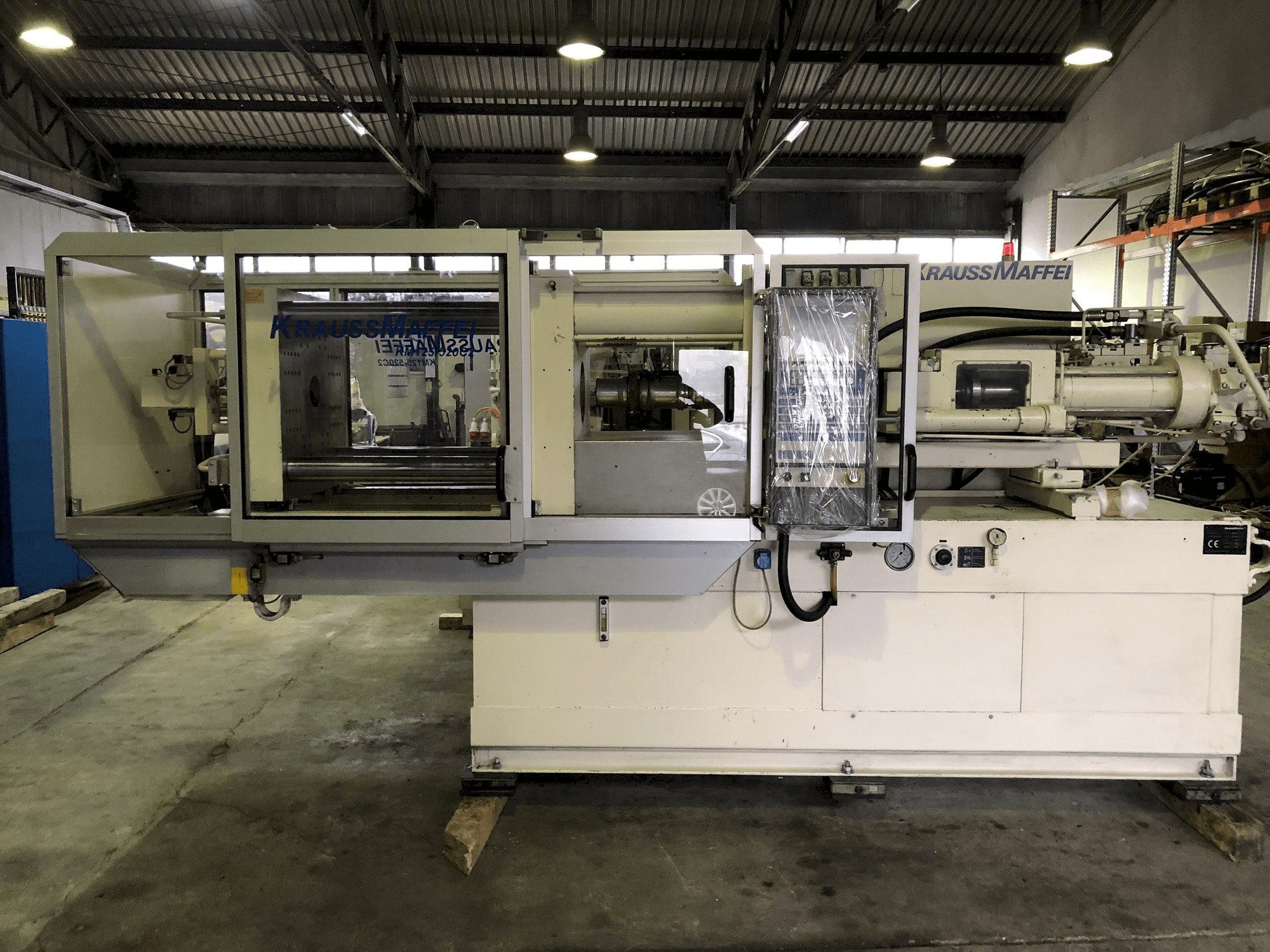 Vista frontal de la máquina Krauss Maffei 125-520