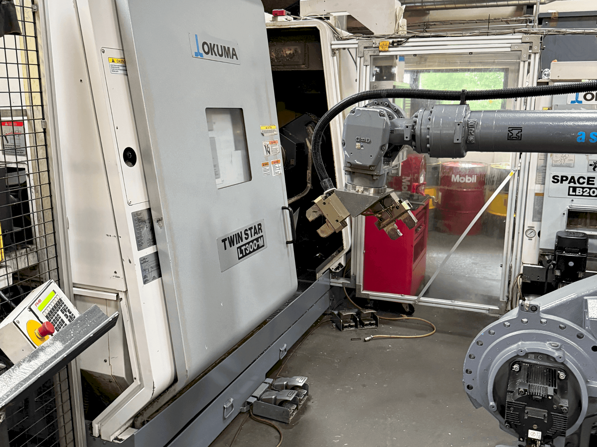 Vista frontal de la máquina Okuma Twinstar LT300-M
