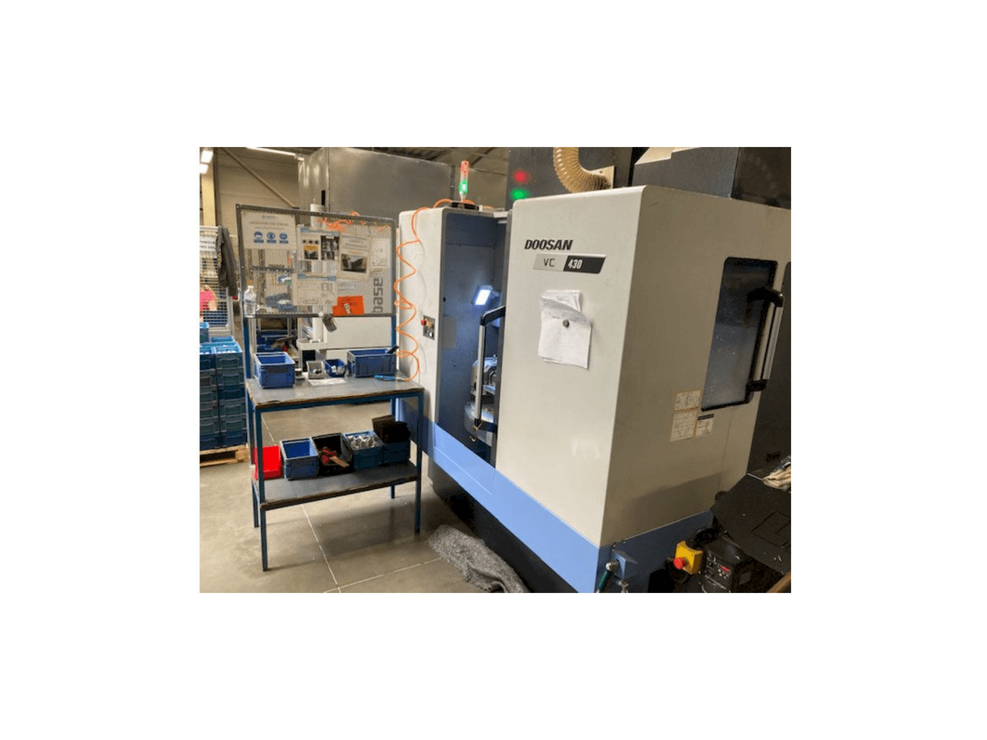 Vista frontal de la máquina Doosan VC 430