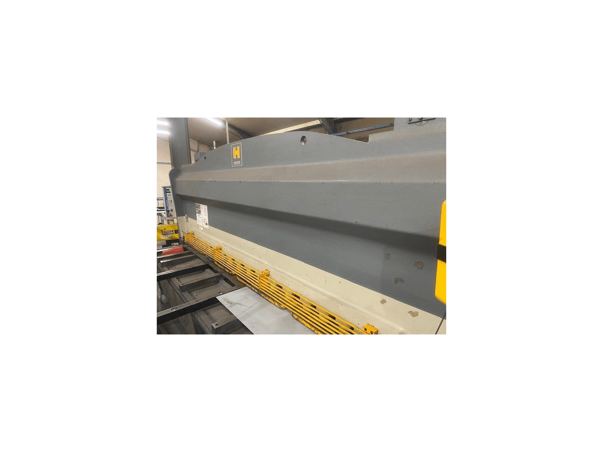 Vista frontal de la máquina HACO HSL