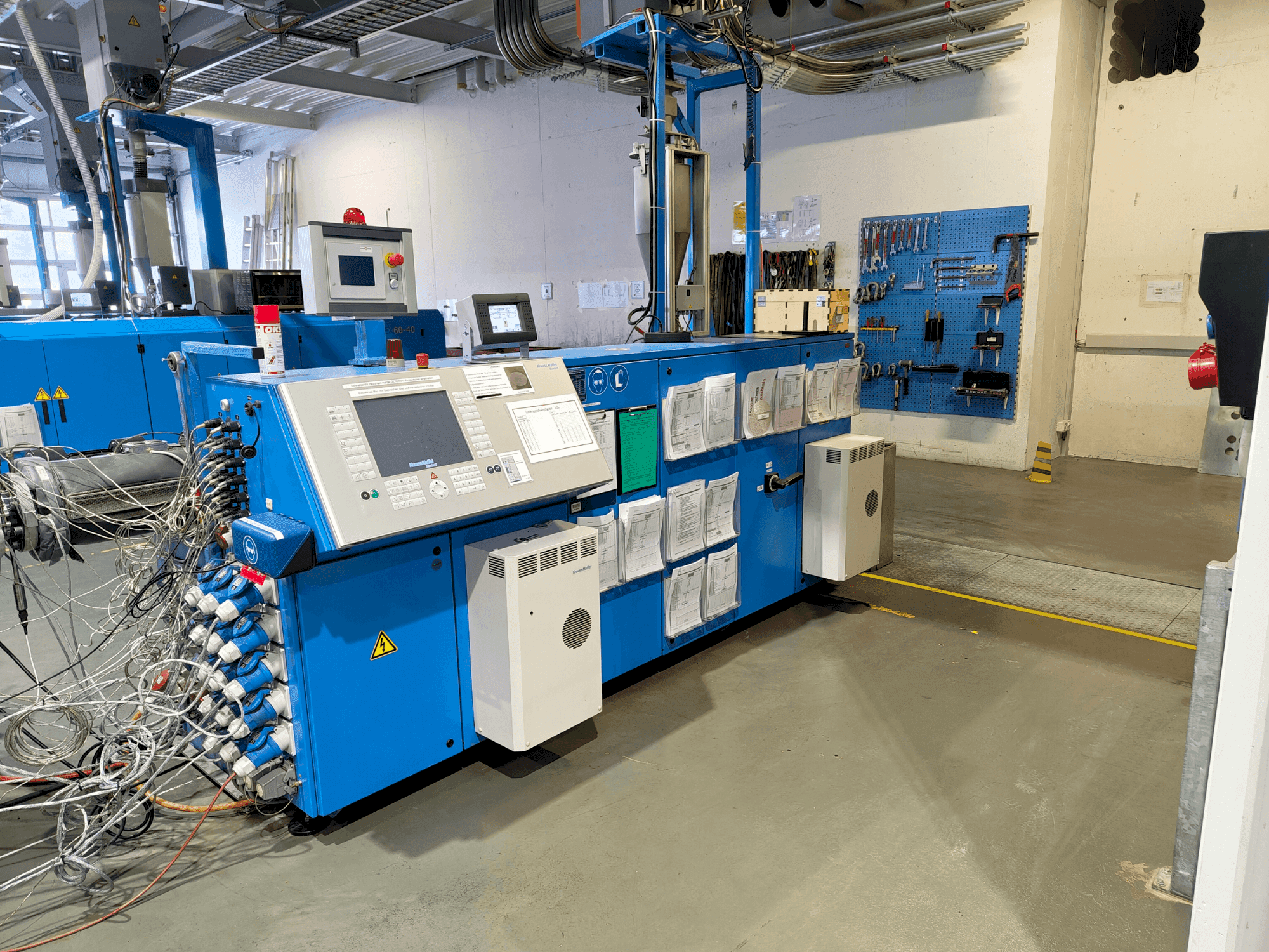 Vista frontal de la máquina Krauss Maffei KME 75-36 R AC