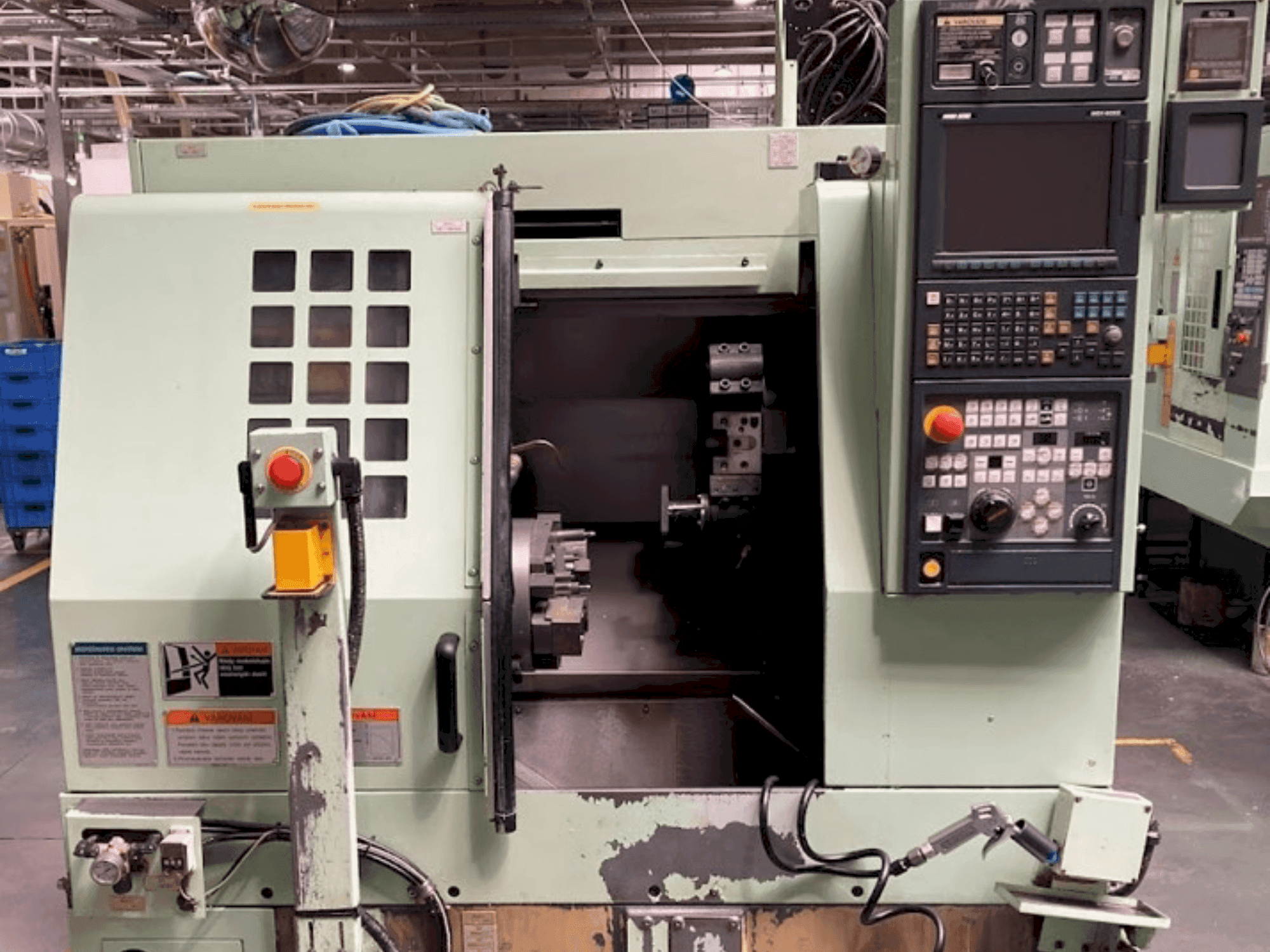 Vista frontal de la máquina MORI SEIKI CL2000B