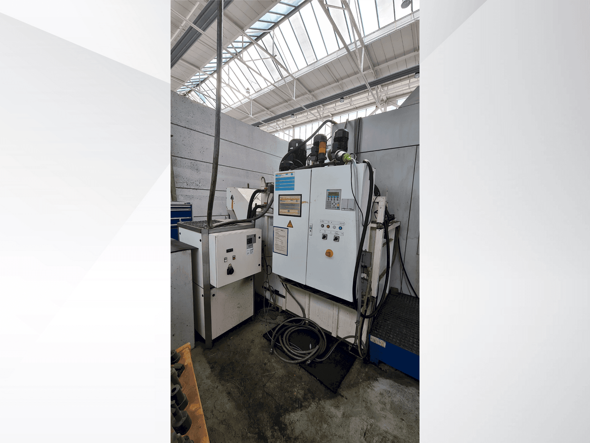 Front view of OSG EX-CELL-O XS425 machine