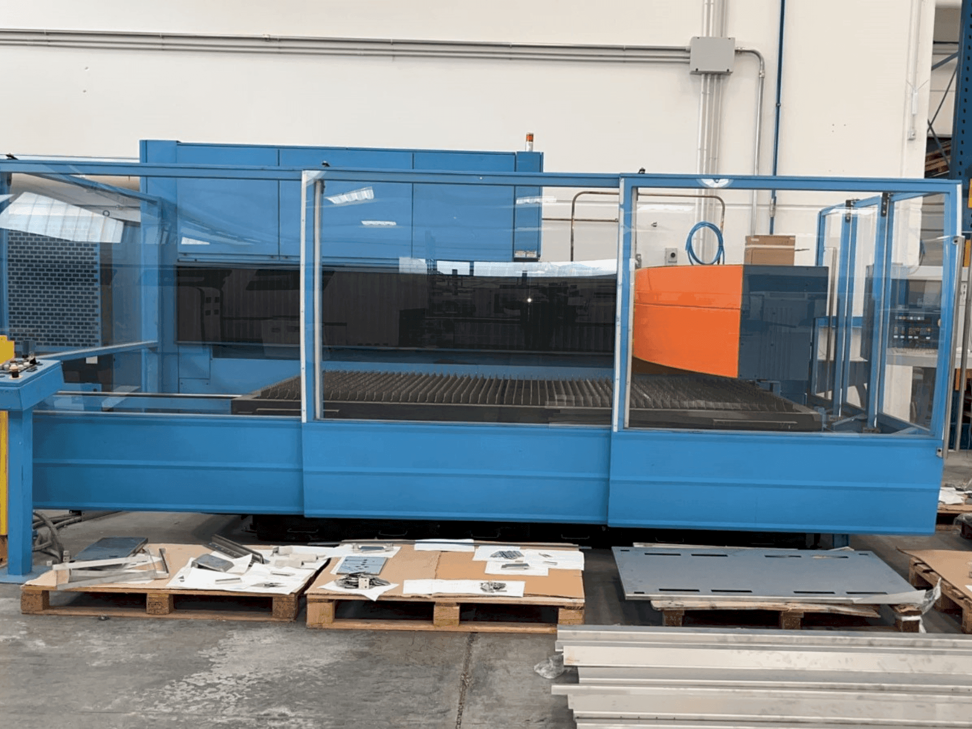 Vista frontal de la máquina Prima Industrie Platino 1530 PL 9000