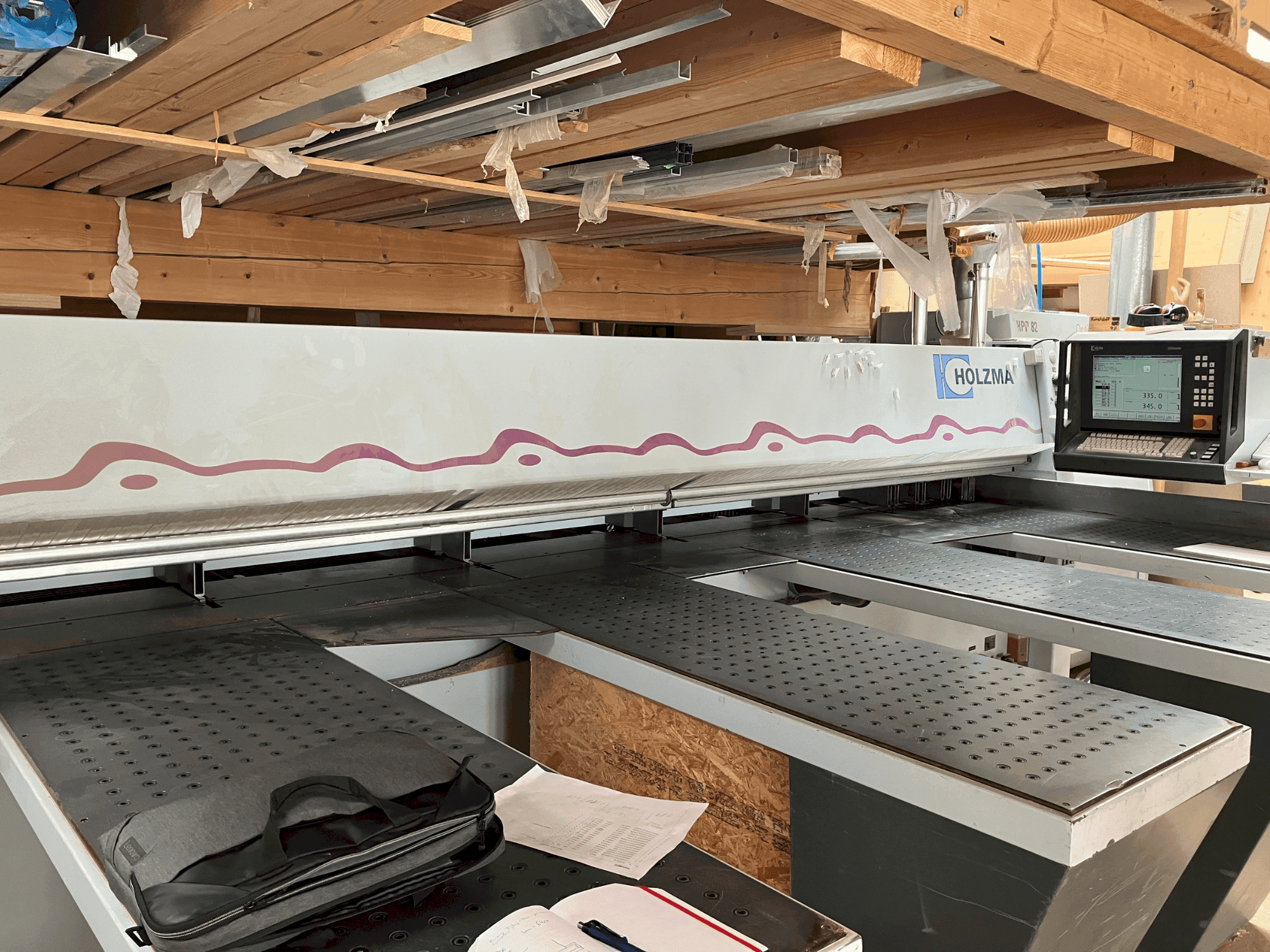 Vista frontal de la máquina HOLZMA HPP 82/43