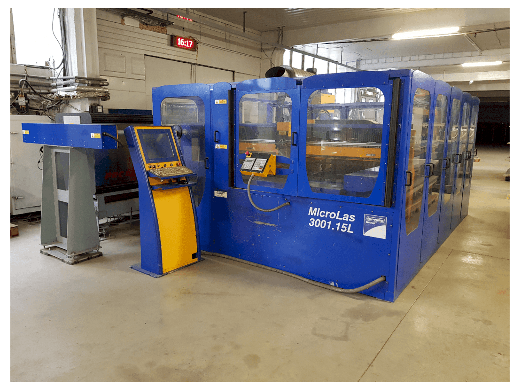 Vista frontal de la máquina MicroStep MicroLas 3001.15L