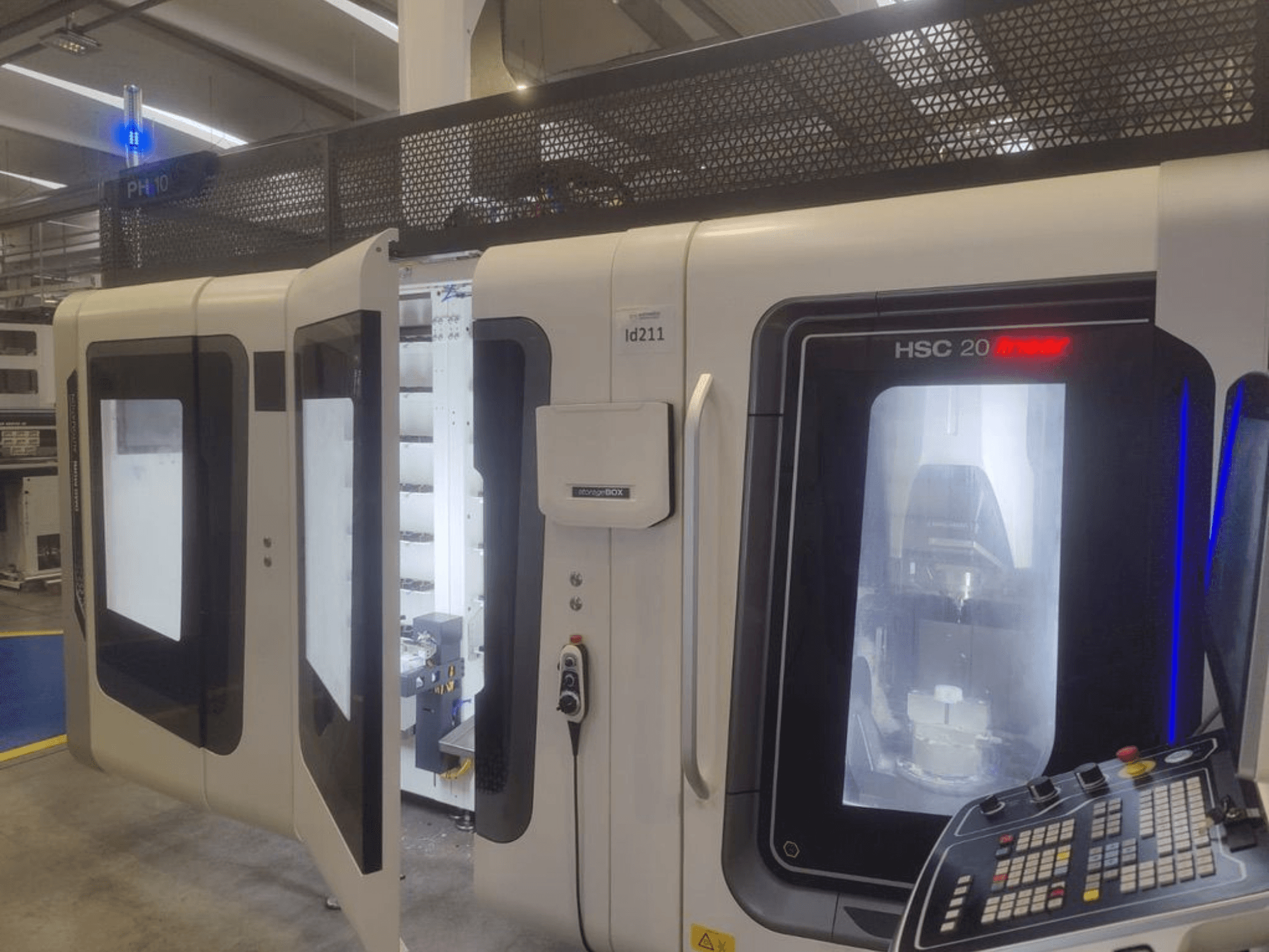 Centro de mecanizado vertical DMG MORI HSC 20, vista frontal, mostrando las puertas abiertas que revelan el interior de mecanizado y el panel de control.