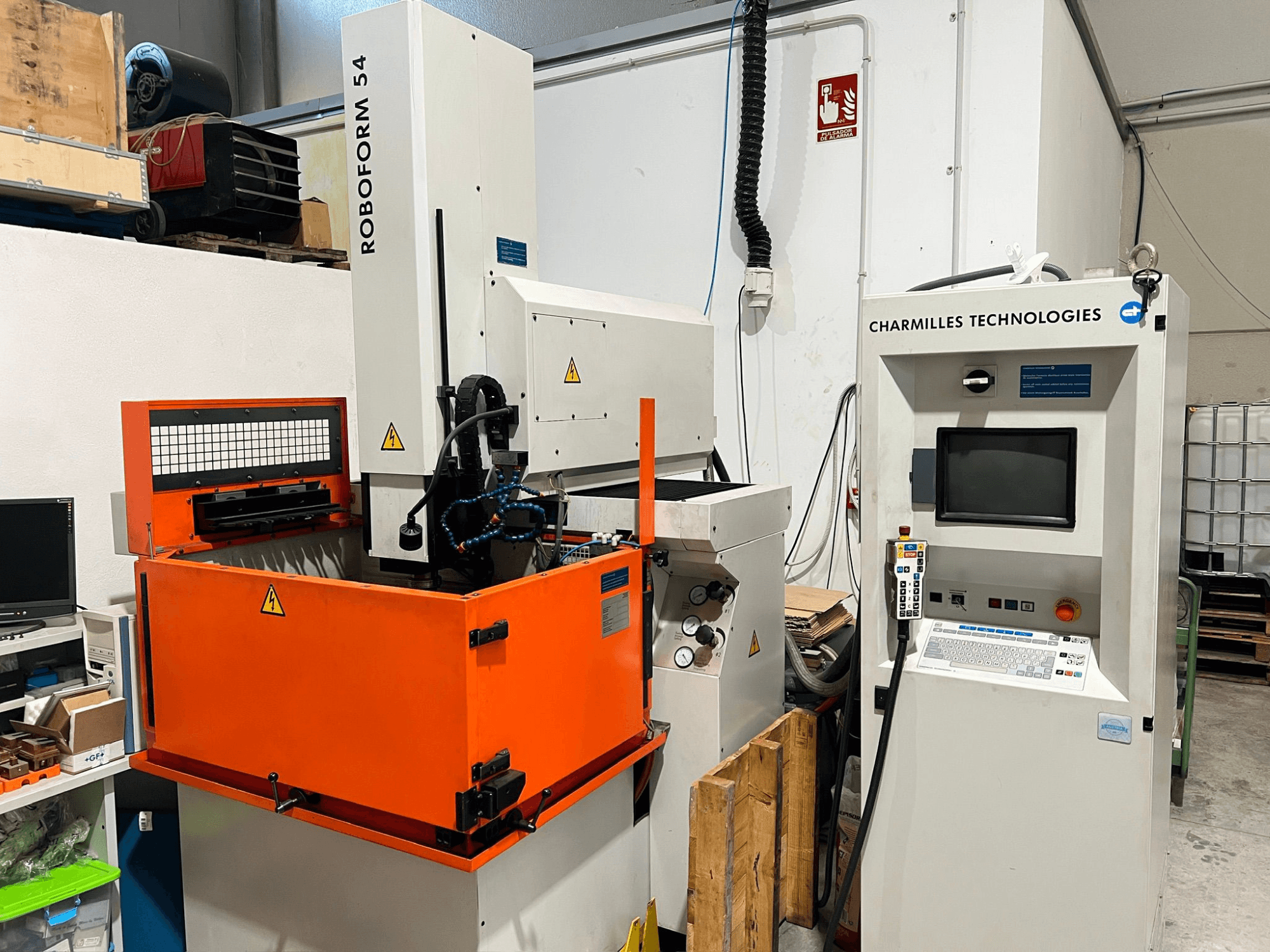 Máquina de electroerosión por penetración Roboform 54 de AgieCharmilles, vista frontal, con depósito de trabajo naranja y unidad de control.
