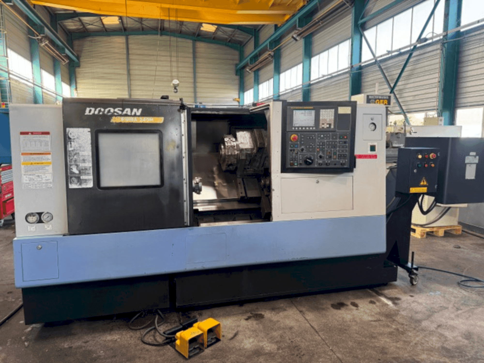 Vista frontal de la máquina DOOSAN PUMA 240MB