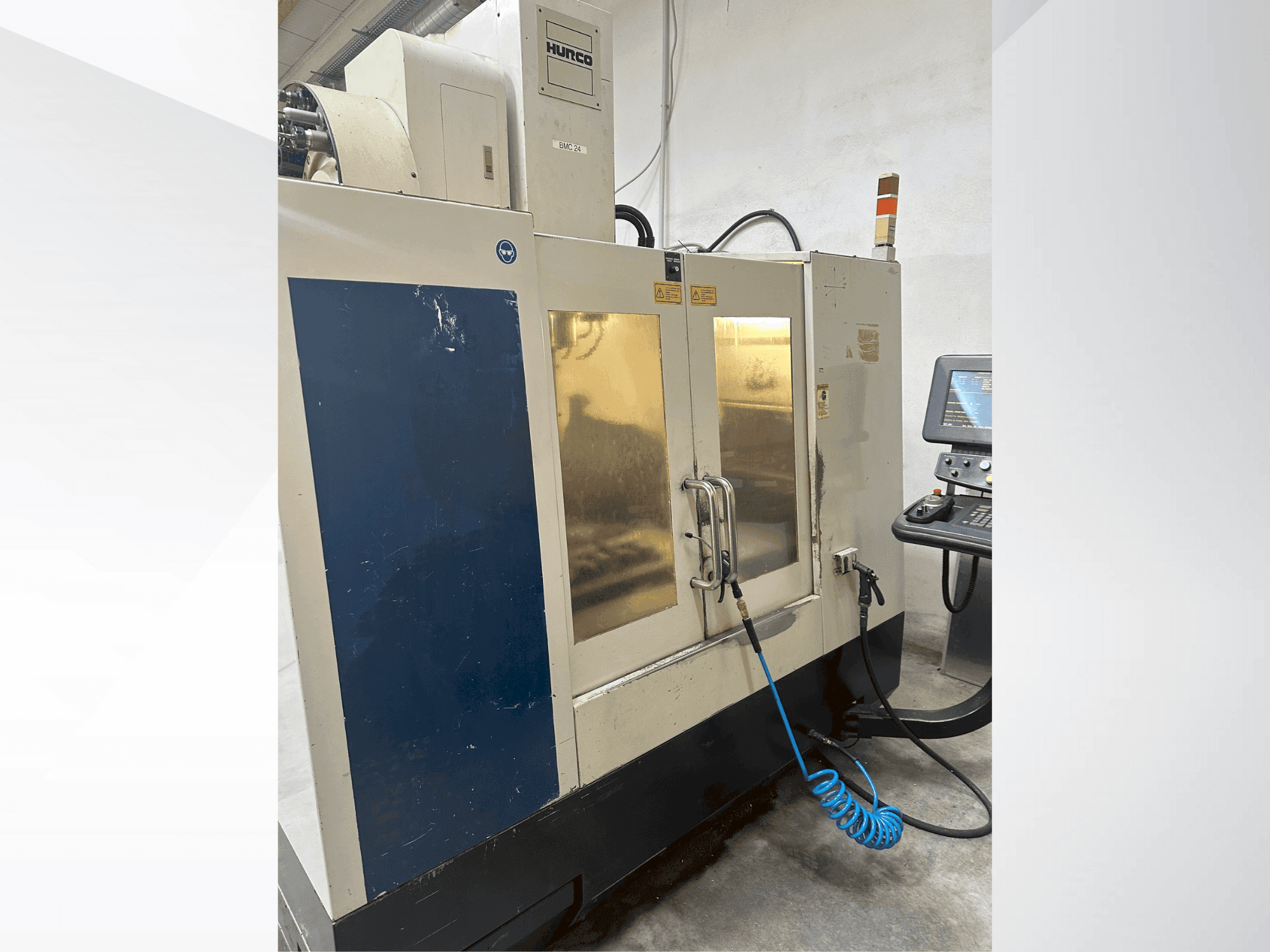 Vista frontal de la máquina Hurco BMC 2416