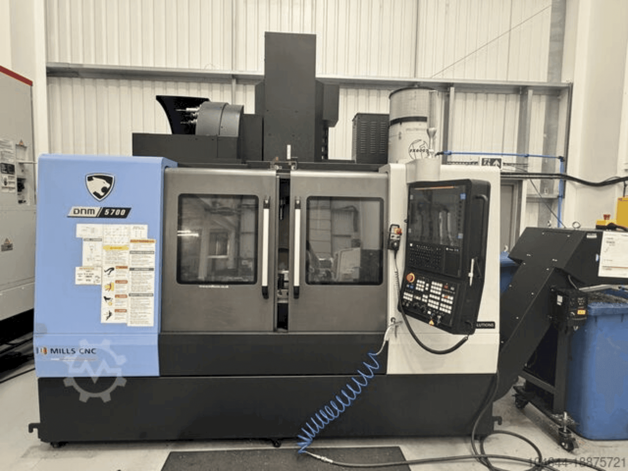 Vista frontal de la máquina DOOSAN DNM 5700