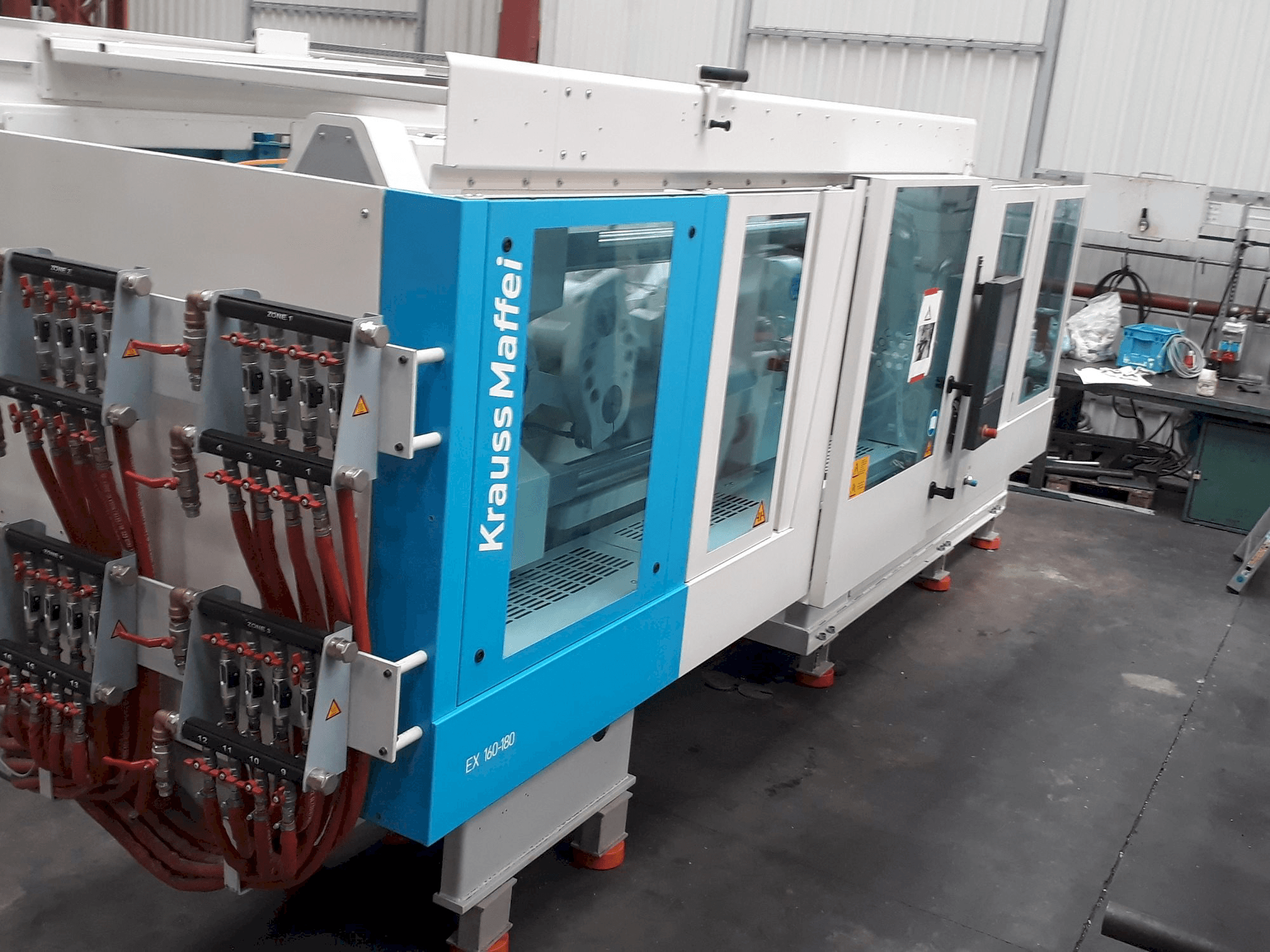 Vista lateral izquierda de la máquina Krauss Maffei 160-180 EX