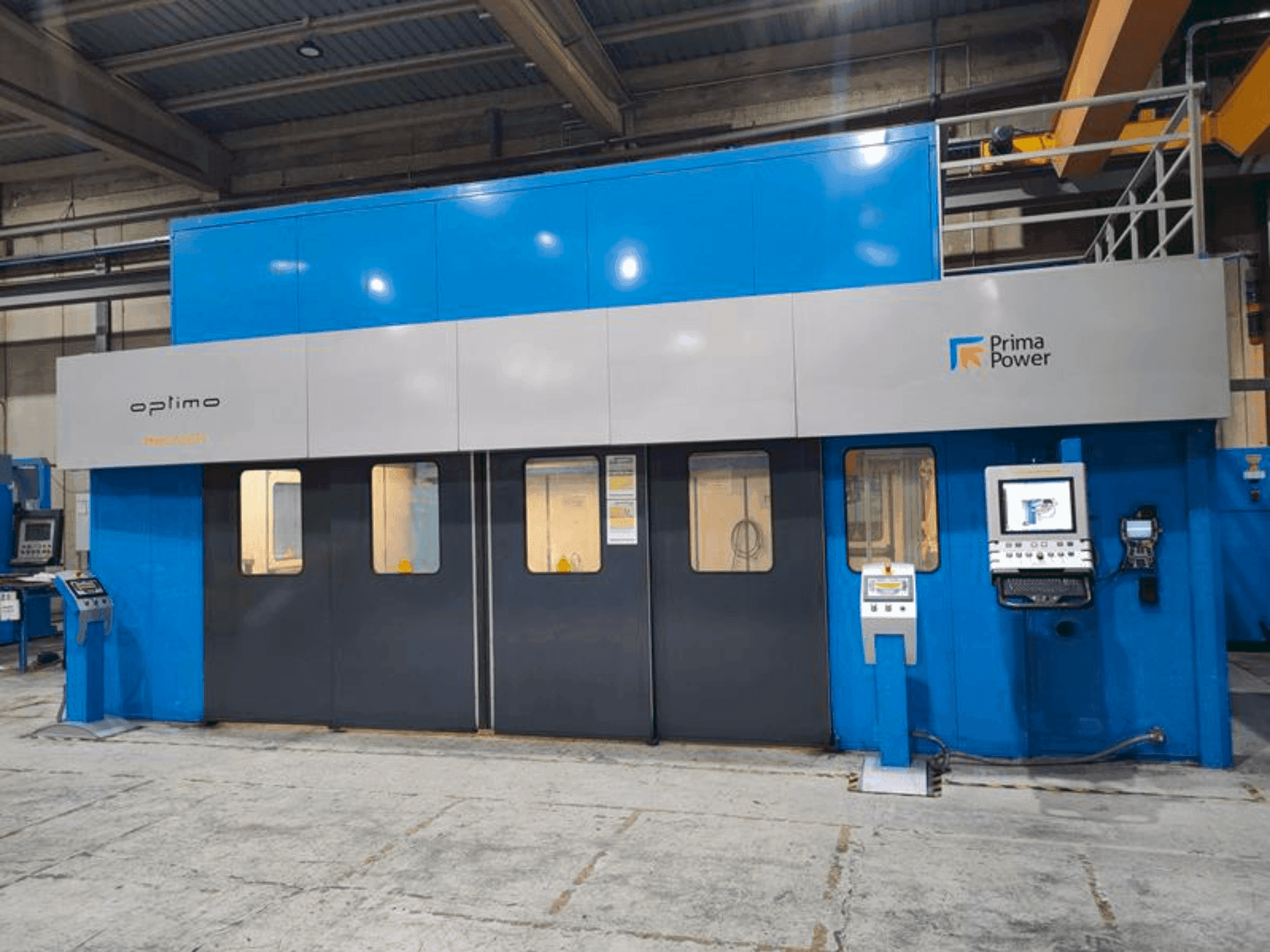 Vista frontal de la máquina Prima Power Optimo TheLASER