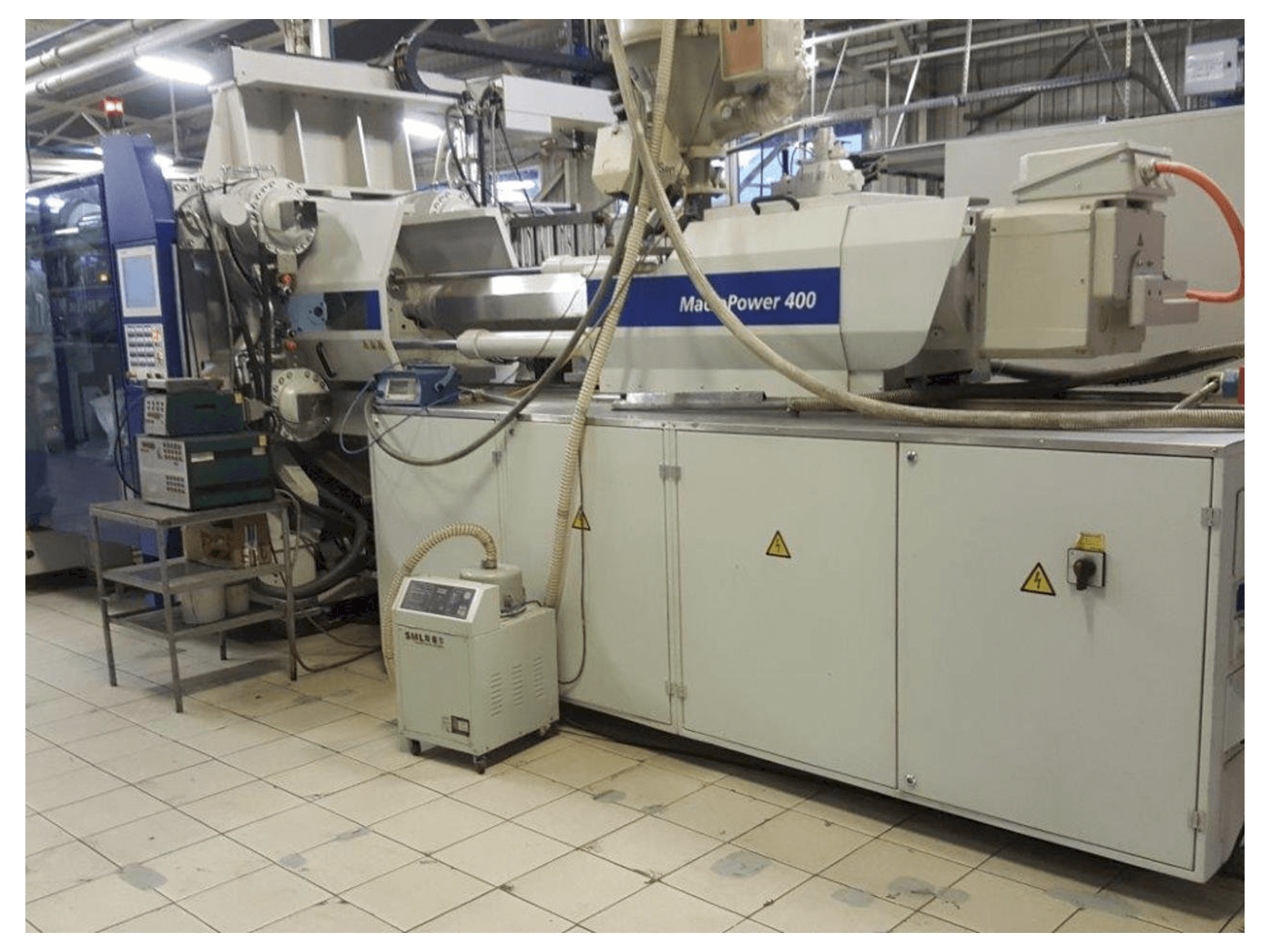 Vista frontal de la máquina Battenfeld Macro Power 400/3400