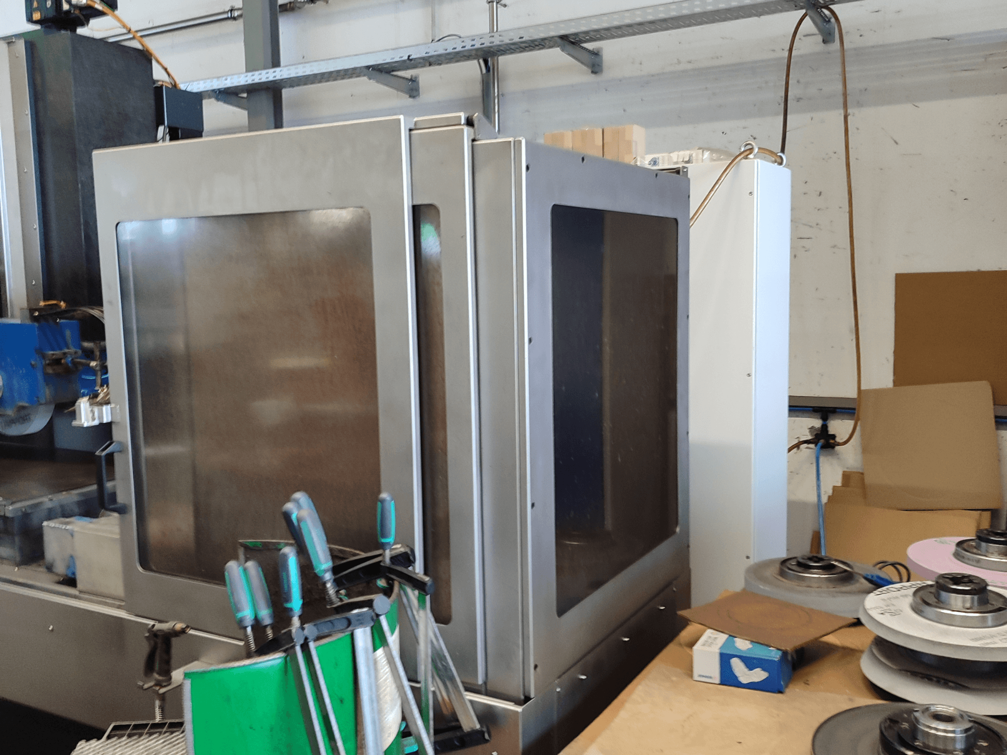 Rectificadora de superficies HEINZ STÖCKEL FD 1560 NC-T, vista lateral mostrando la carcasa metálica y los componentes de rectificado en el entorno del taller.