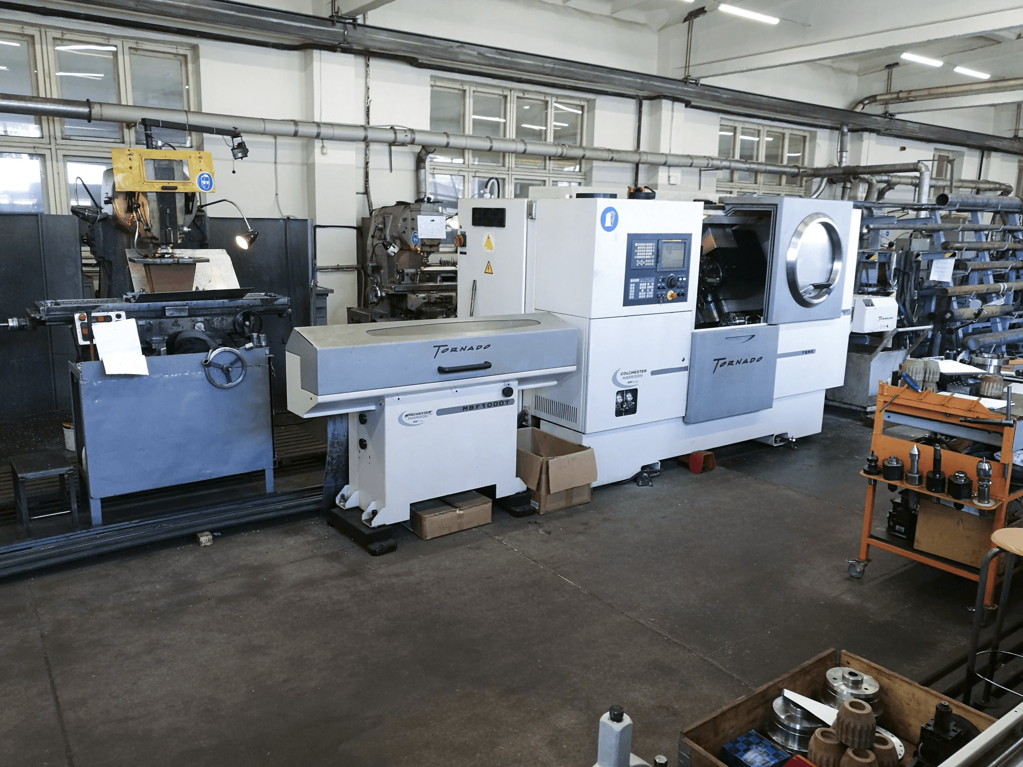 Vista frontal 2 de la máquina Colchester TORNADO T8MS