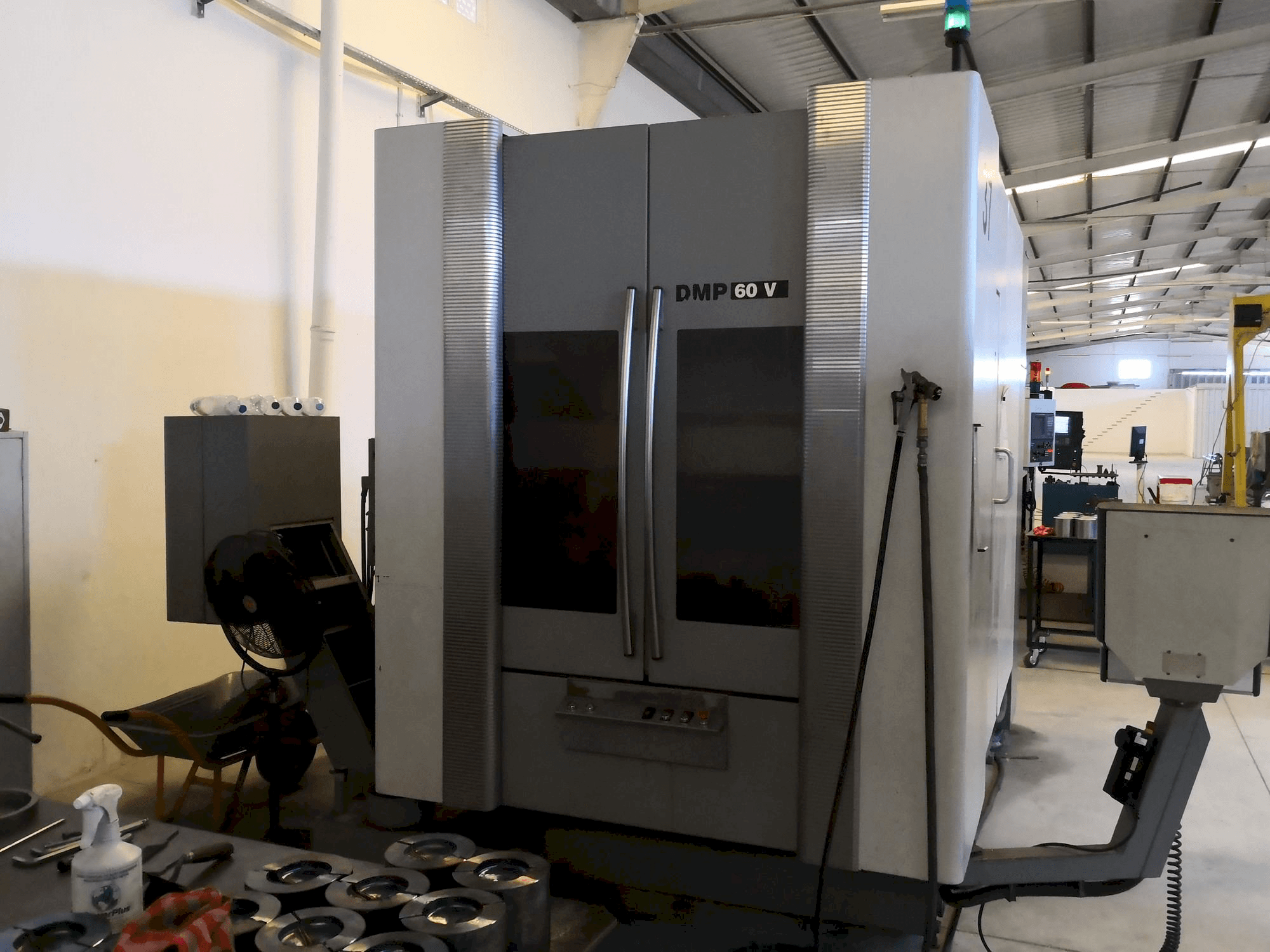 Vista frontal de la máquina DECKEL MAHO DMP 60V