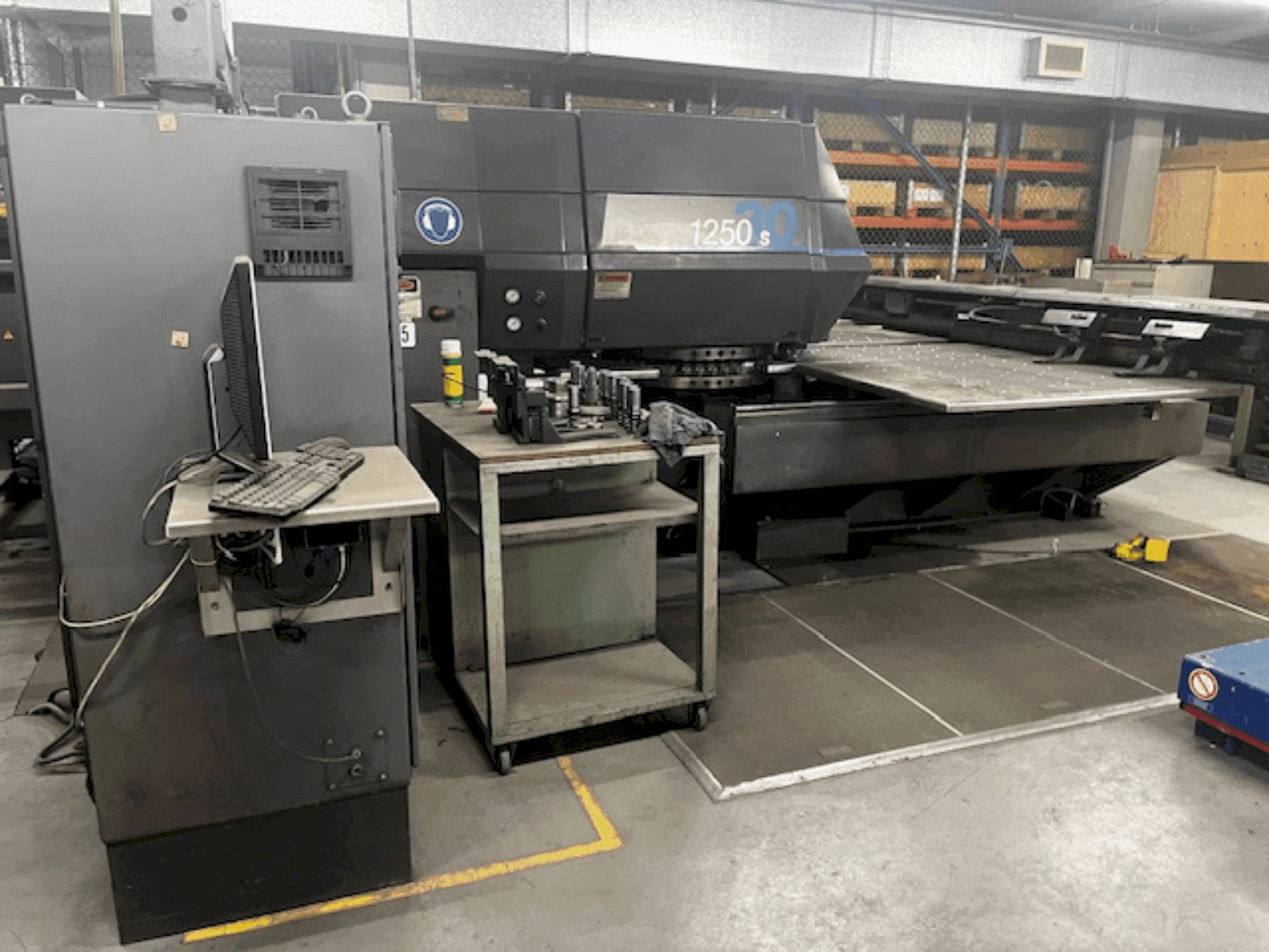 Vista frontal de la máquina STRIPPIT 1250SL/30