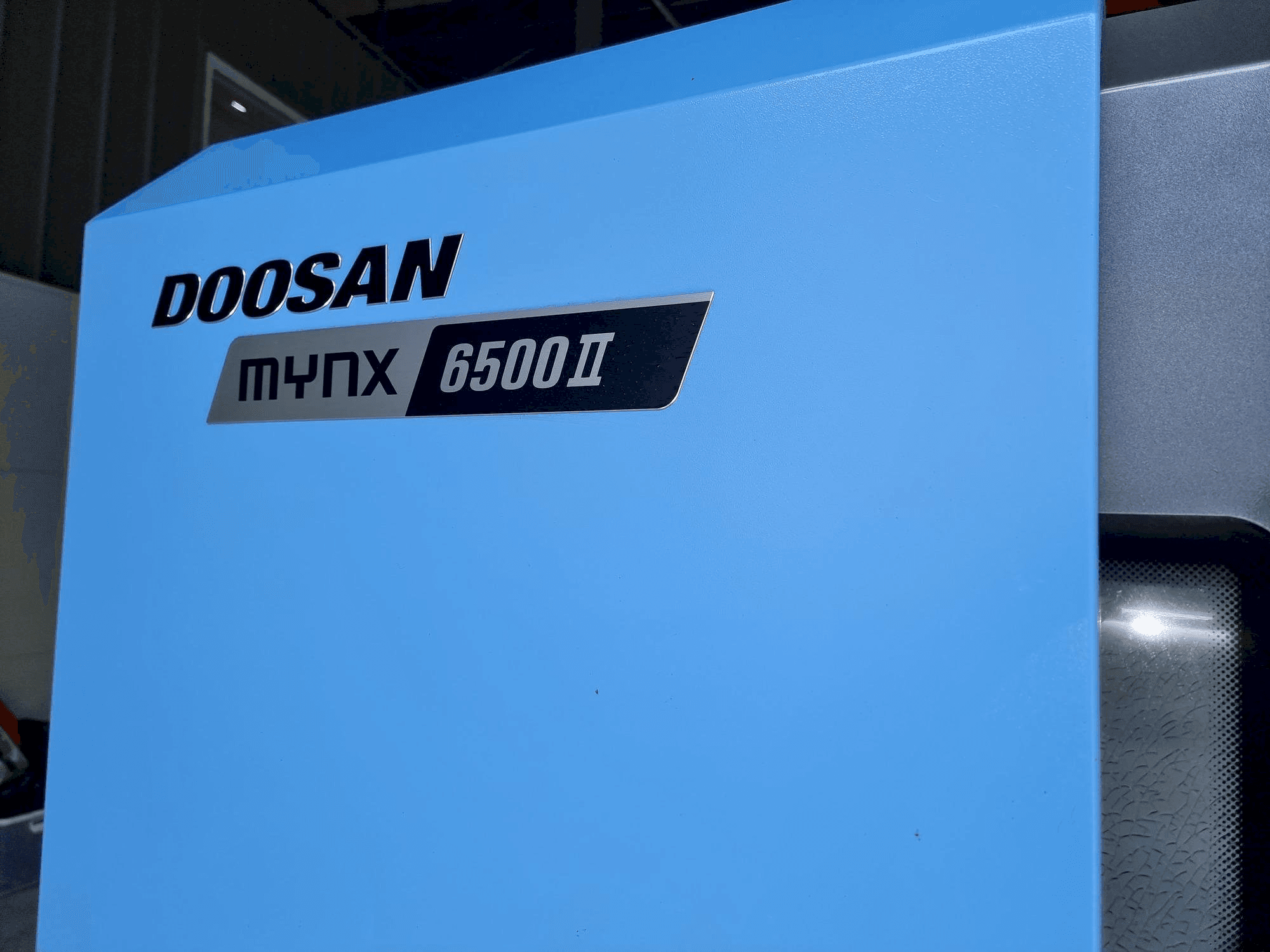 Vista frontal de la máquina Doosan MYNX 6500Ⅱ
