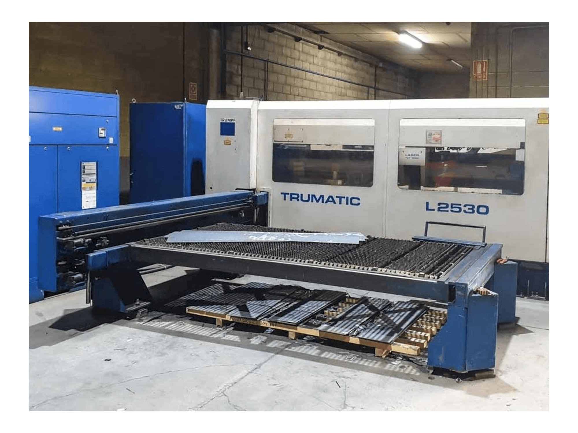 Vista frontal de la máquina Trumpf Trumatic L2530