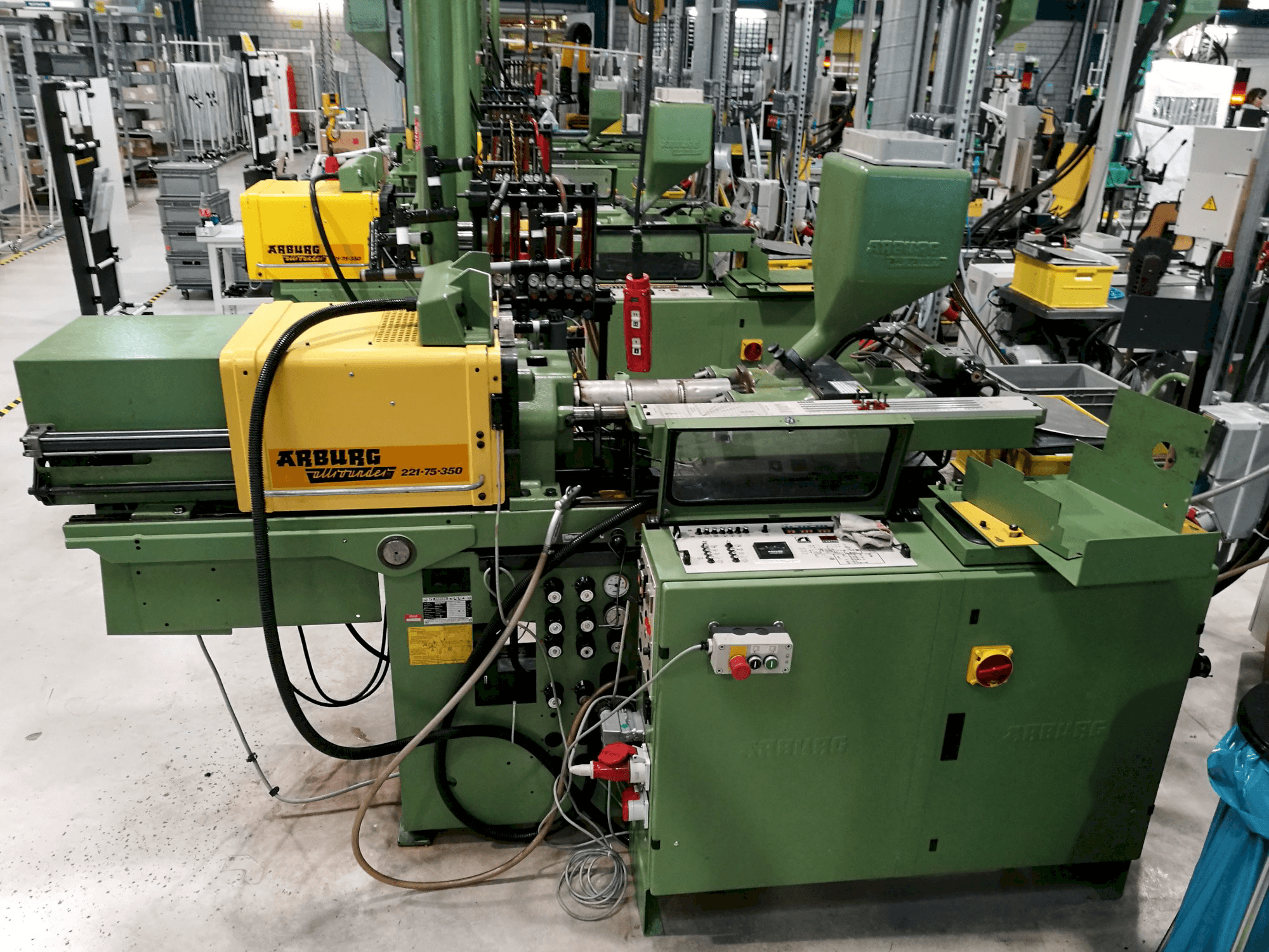 Vista lateral derecha de la máquina Arburg Allrounder 221-75-350