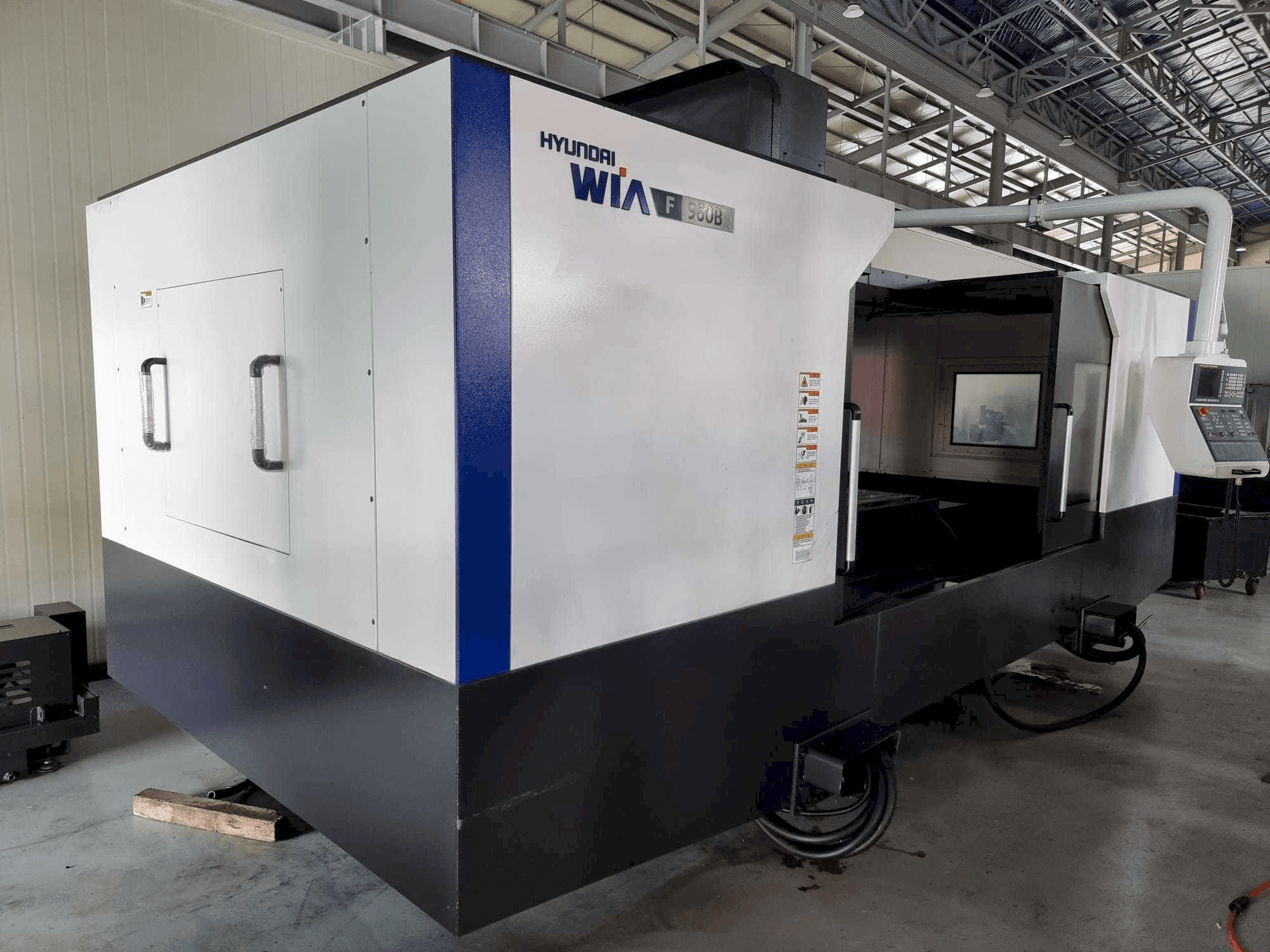 Vista frontal de la máquina Hyundai Wia F960B