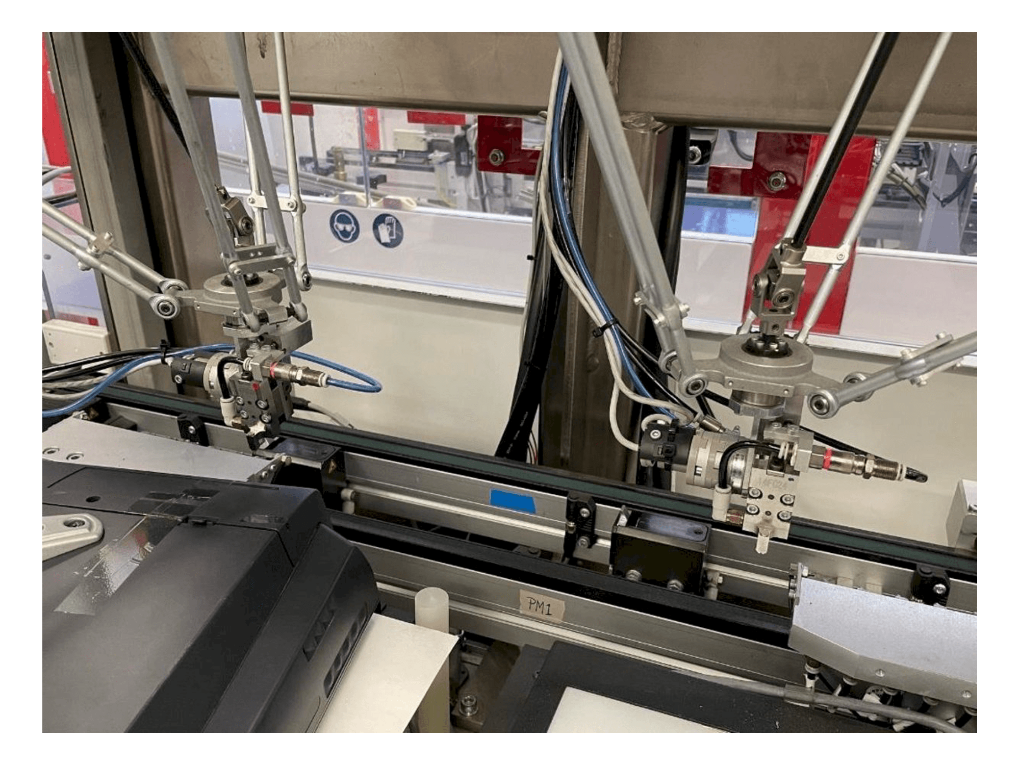 Vista frontal de la máquina IMS Tattoo Assembly Line