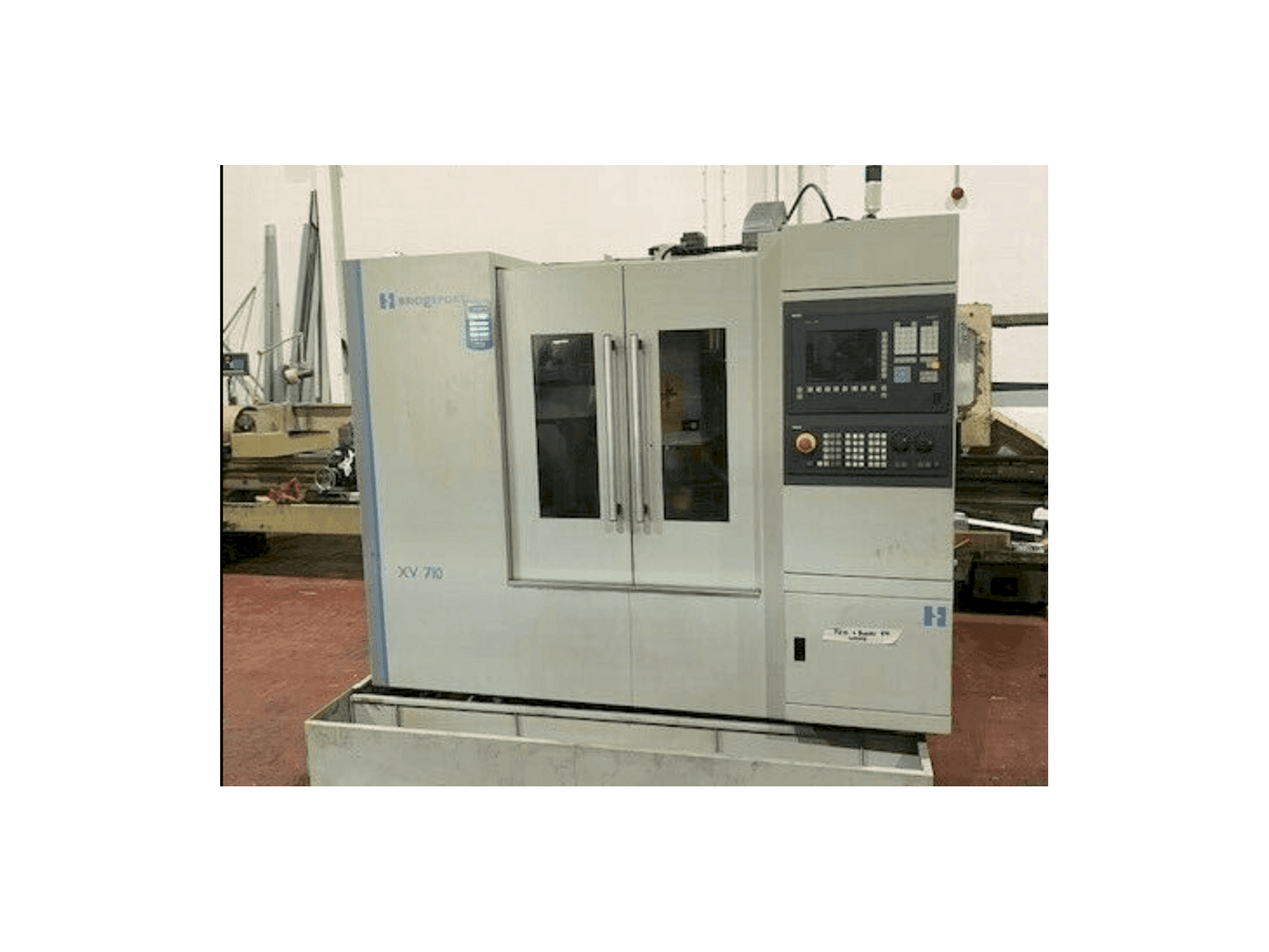 Vista frontal de la máquina Bridgeport XV 710