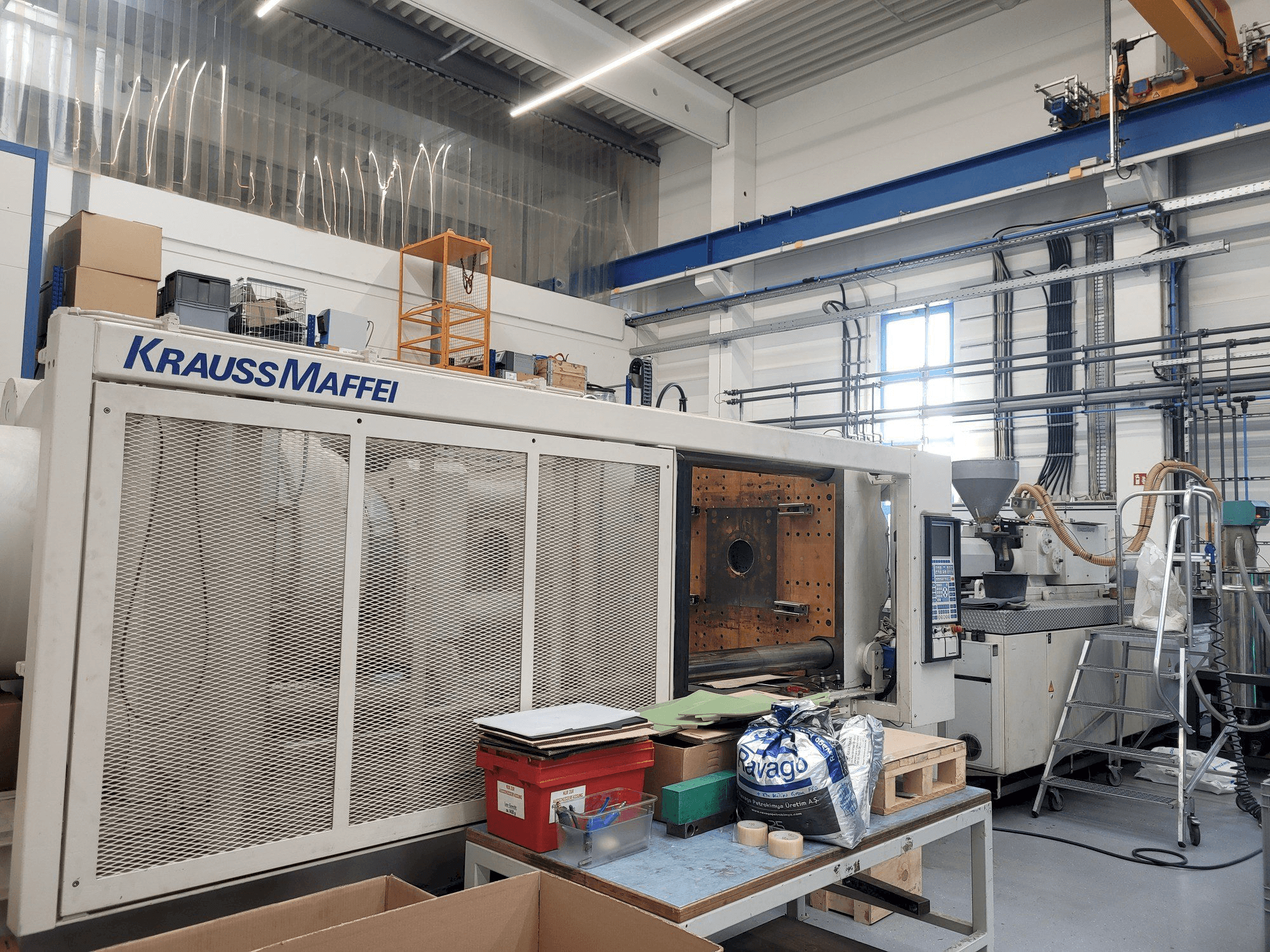 Vista frontal de la máquina Krauss Maffei 650-4350BM-MC4