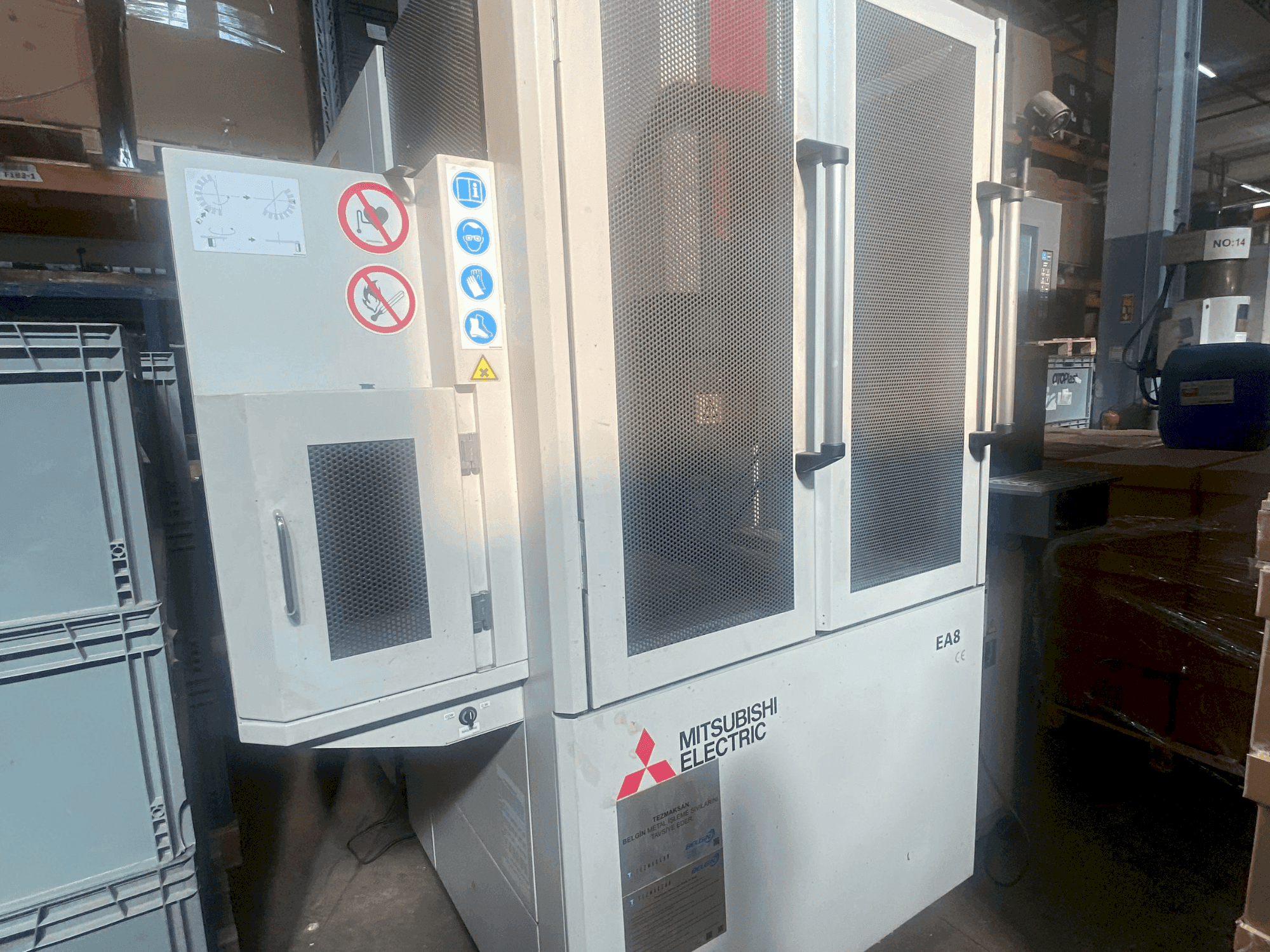 Vista frontal de la máquina Mitsubishi EA8