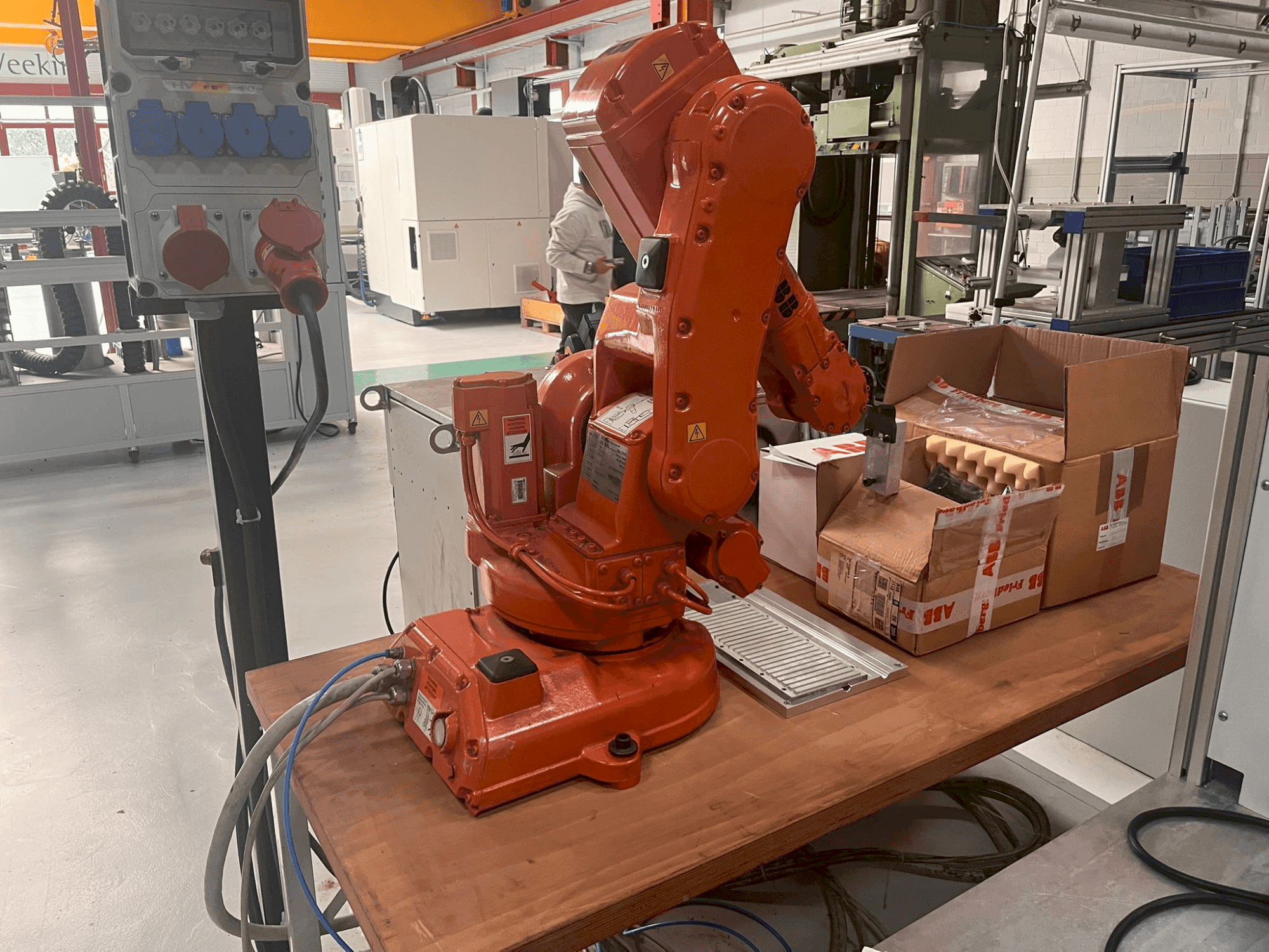 Vista frontal de la máquina ABB IRB 140 M2000