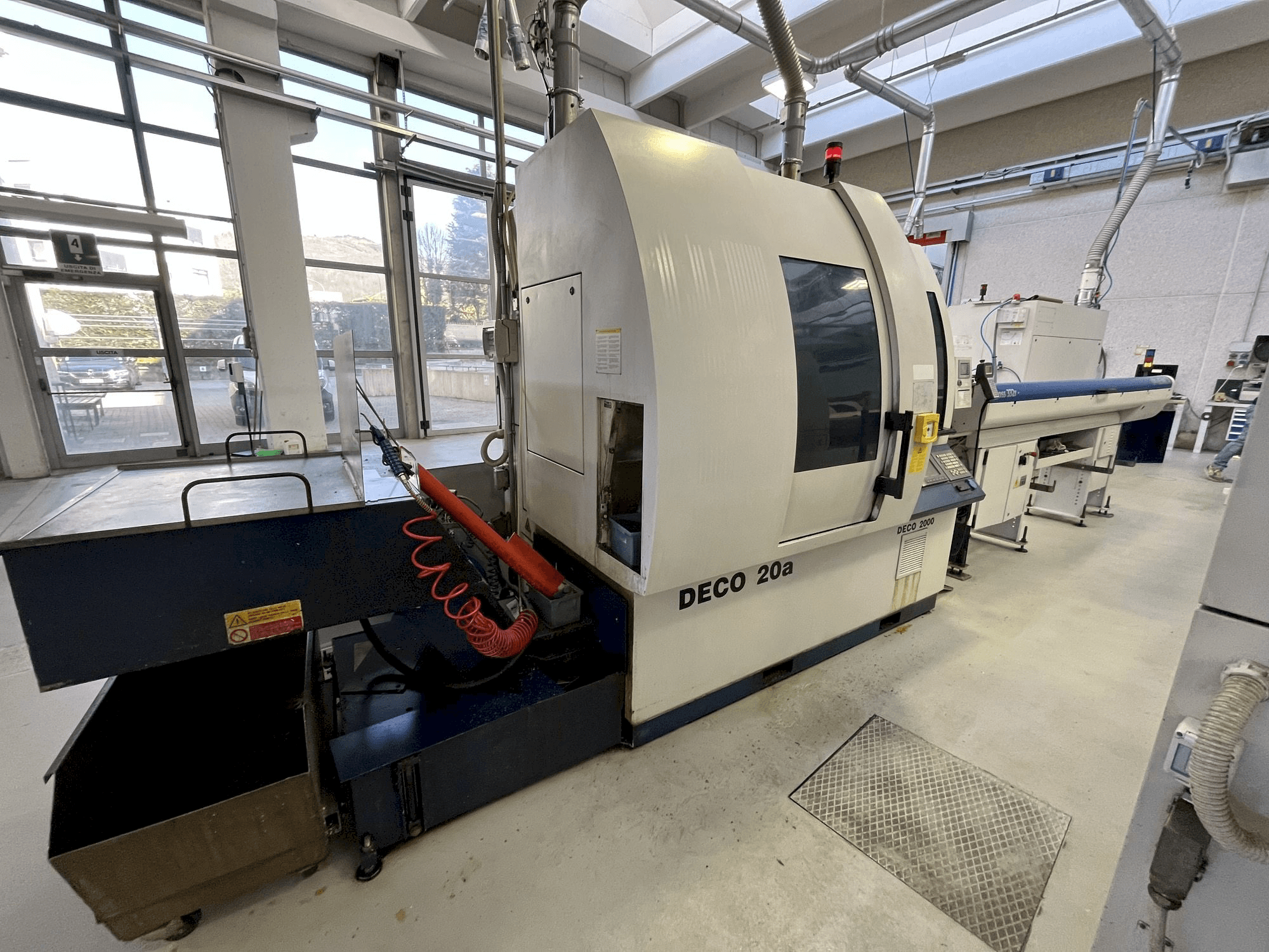 Vista frontal de la máquina TORNOS DECO 20A