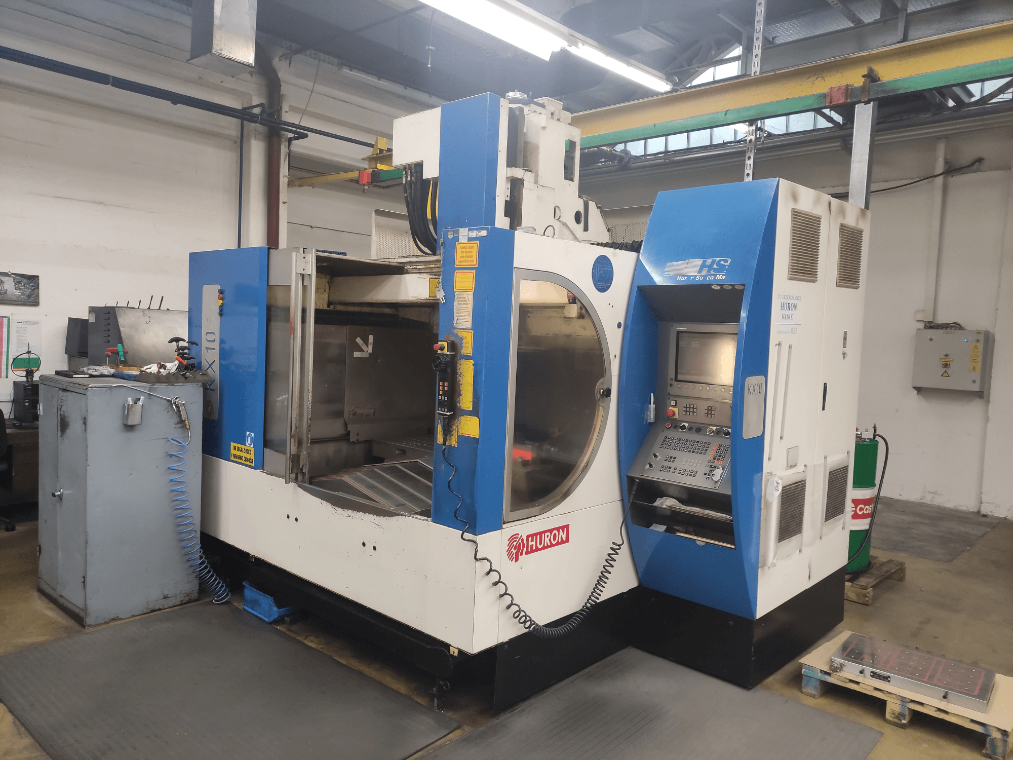 Máquina CNC HURON KX10 en un taller, vista frontal, con panel de control y gran abertura para el mecanizado.