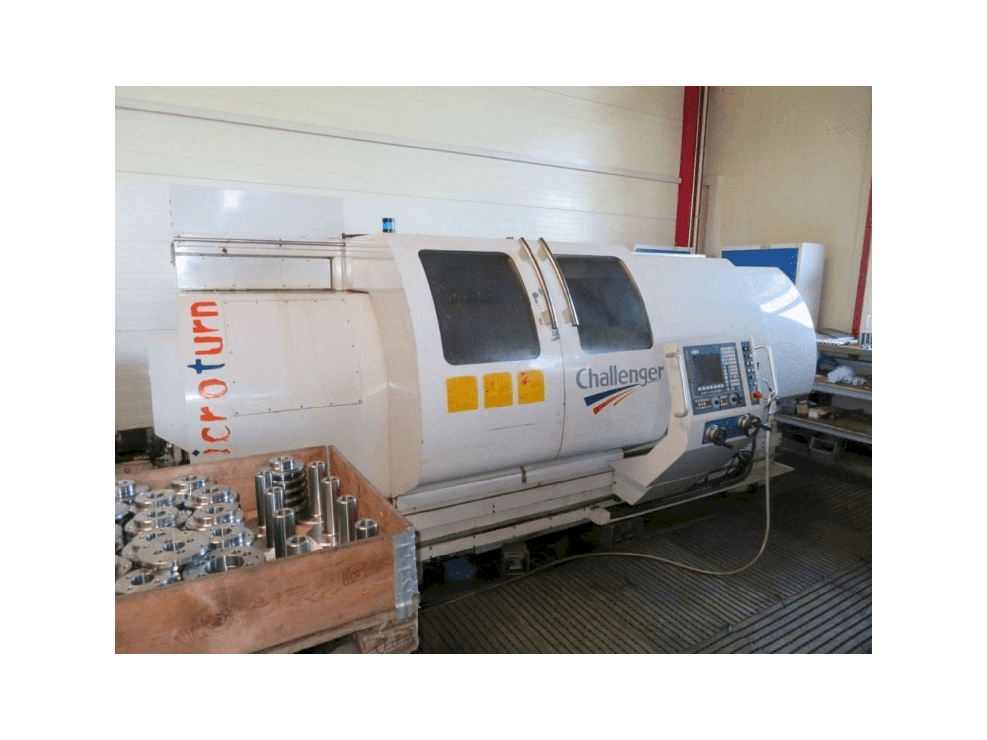 Vista frontal de la máquina Challenger Microturn BNC 2680