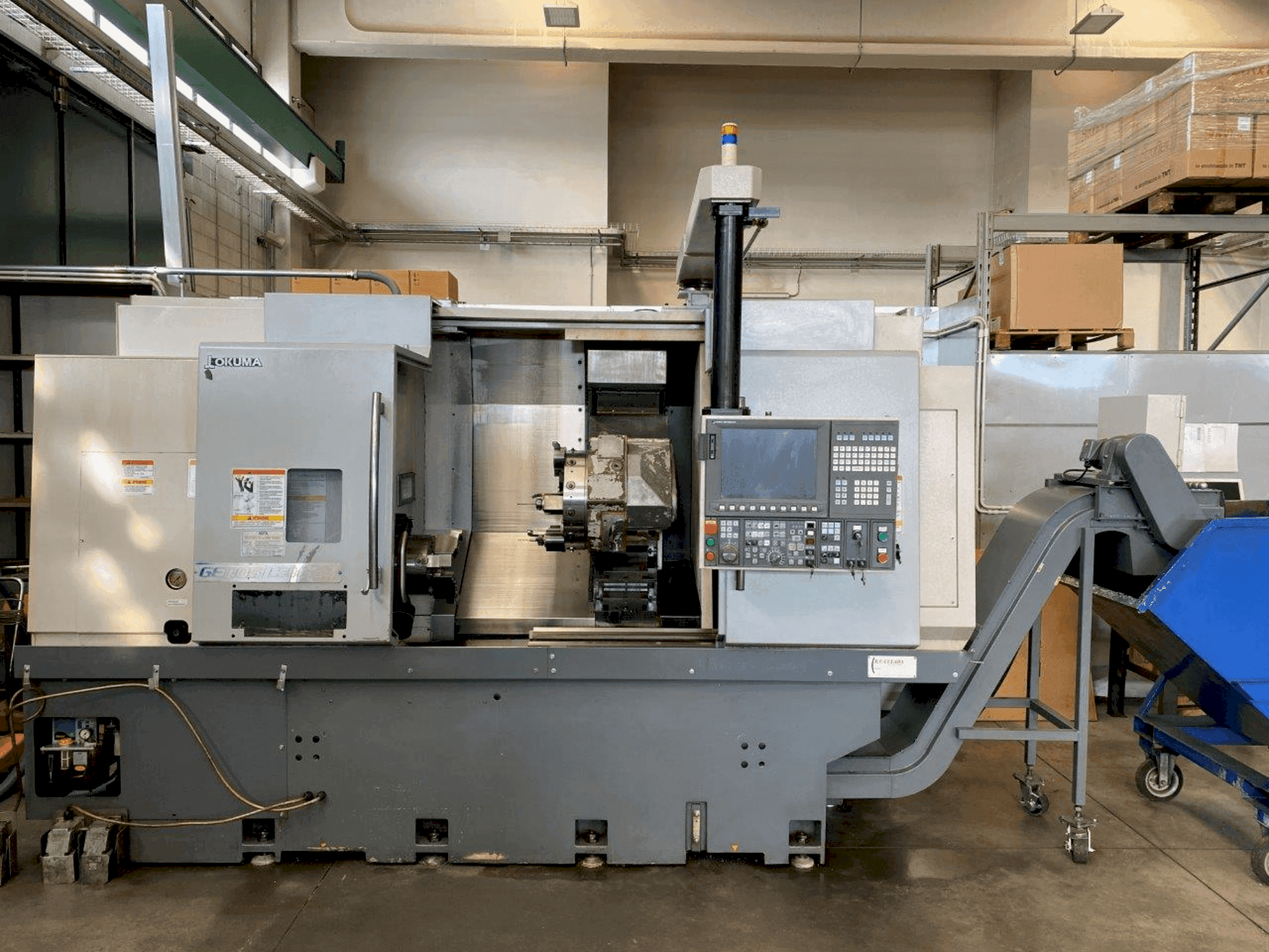 Vista frontal de la máquina Okuma Genos L300E-MY