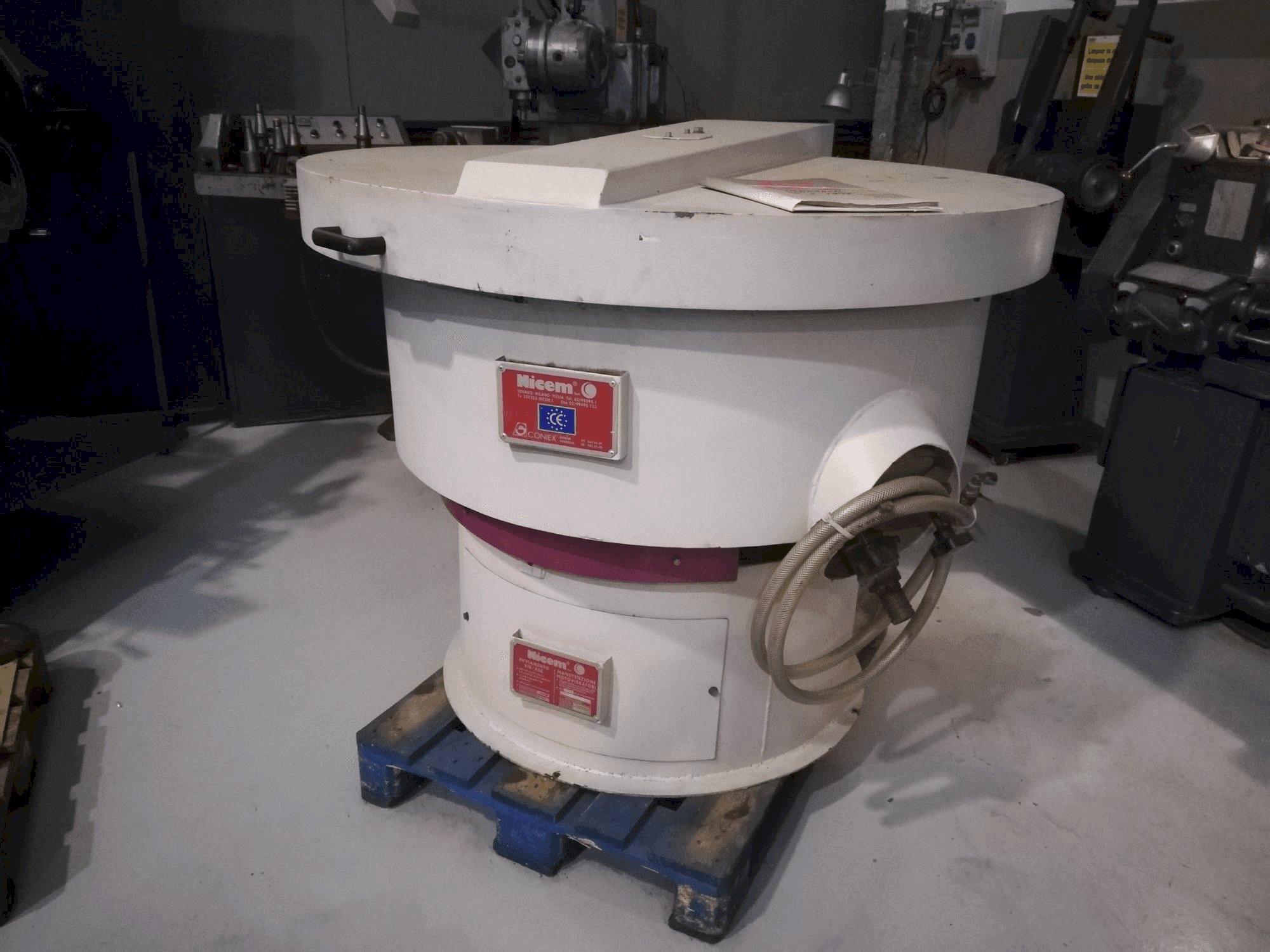 Vista frontal de la máquina NICEM VIB 250 SM