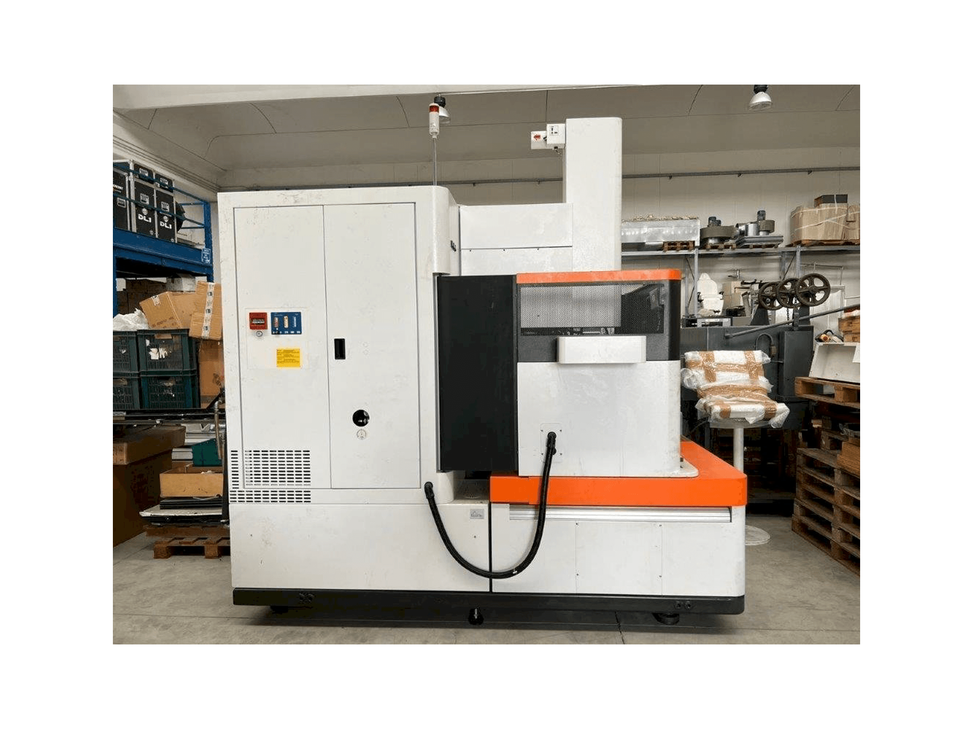 Vista frontal de la máquina AgieCharmilles FORM 30