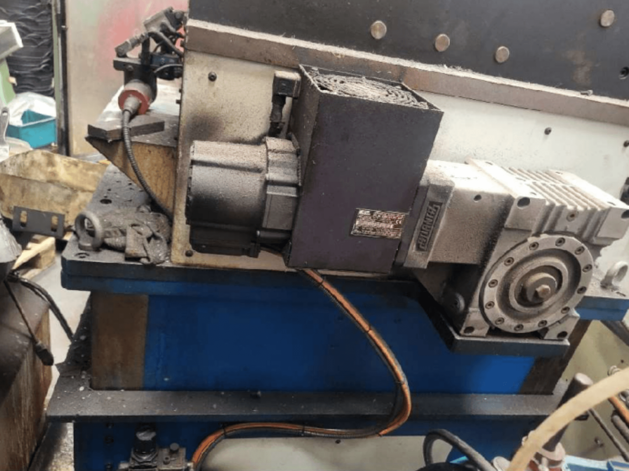 Prensa de estampación mecánica PRESSIX 160 CNR 6, vista lateral que muestra el motor y las conexiones sobre una plataforma azul.